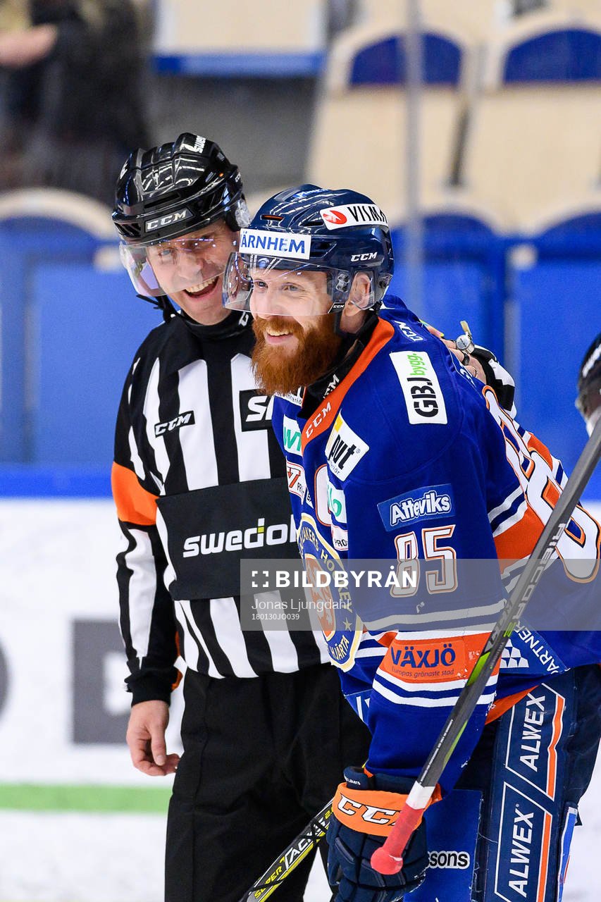 Domare Sören Persson och Växjös Liam Reddox skrattar