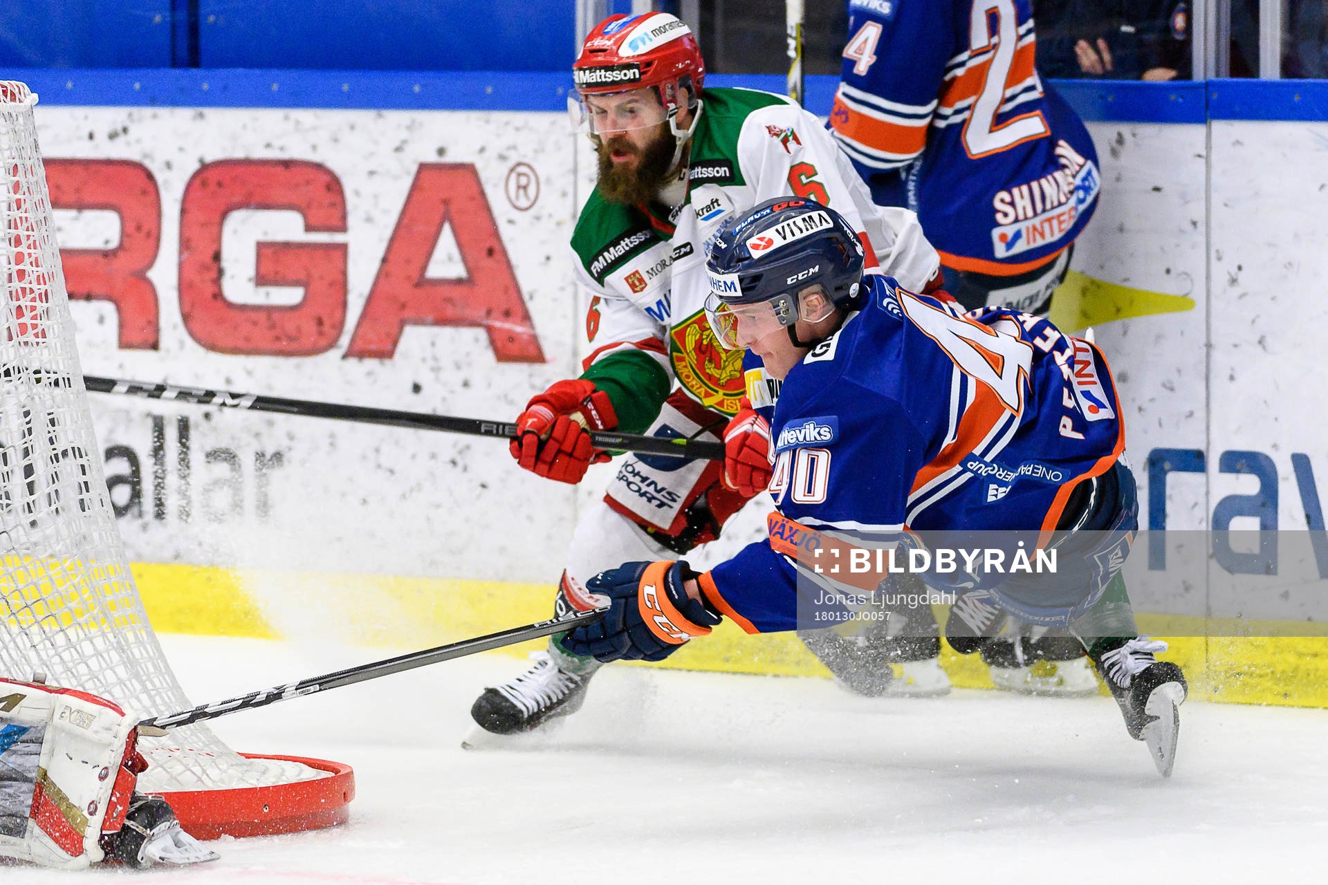 Växjös Elias Pettersson oroar vid Moras mål. Med på