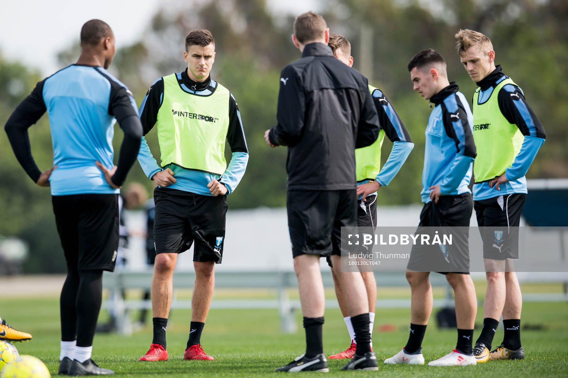 Malmö FFs tränare Magnus Pehrsson instruerar Carlos