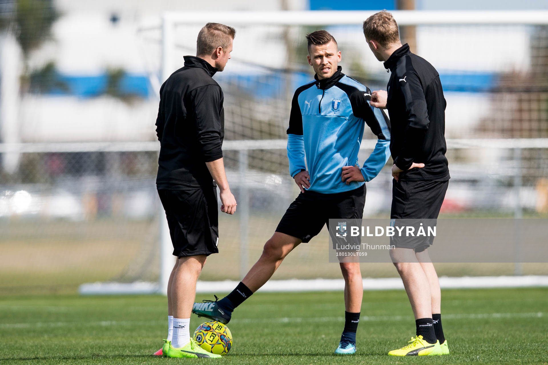 Malmö FFs Arnór Ingvi Traustason pratar med sjukgymnast