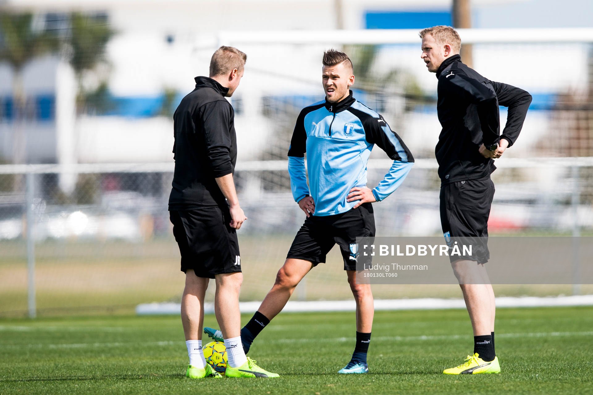 Malmö FFs Arnór Ingvi Traustason pratar med sjukgymnast Alexander Nilsson och sjukgymnast Jesper Robertsson under en träning med Malmö FF den 30 januari 2018 i Bradenton.
