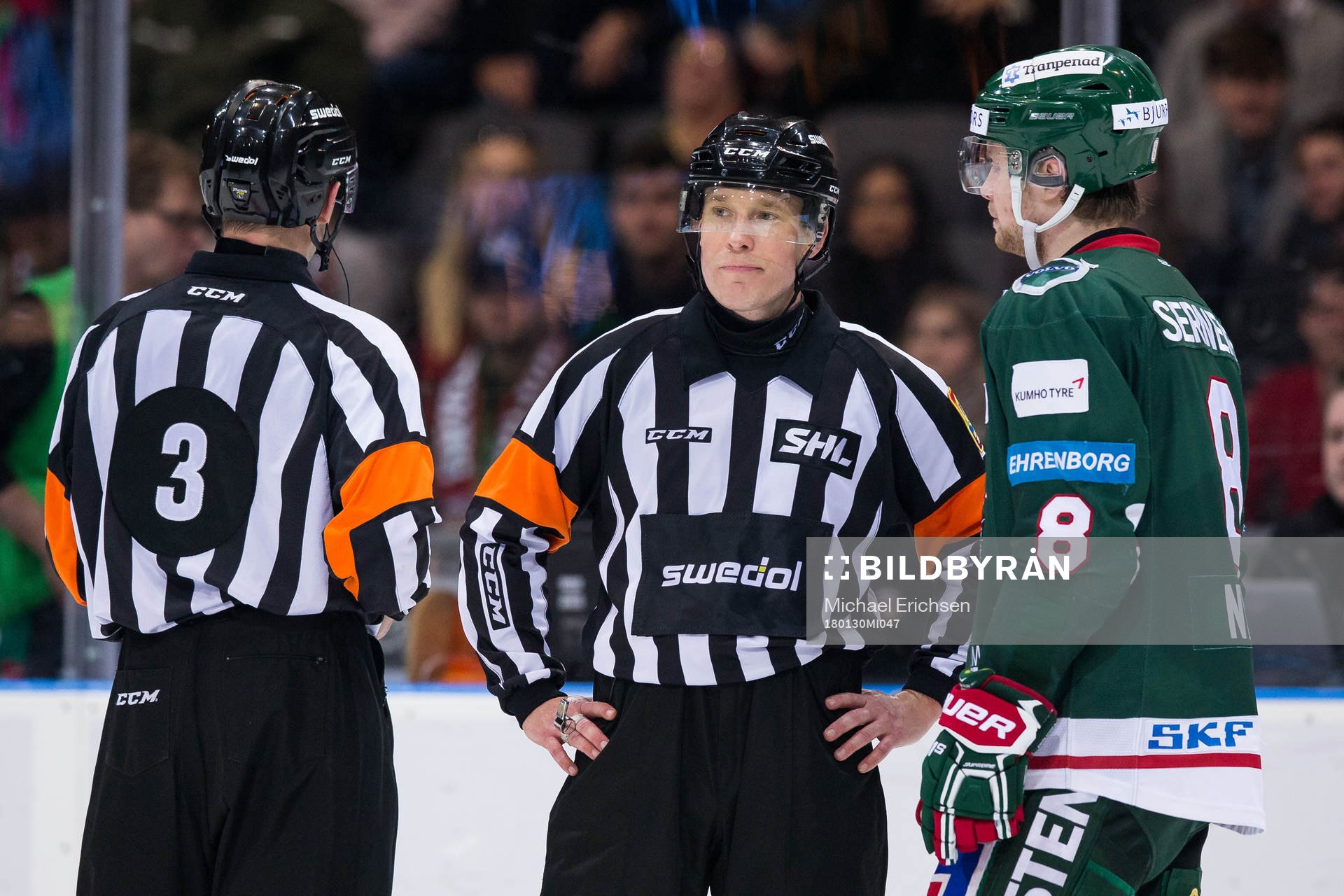 Domare Linus Öhlund och Domare Tobias Björk pratar med