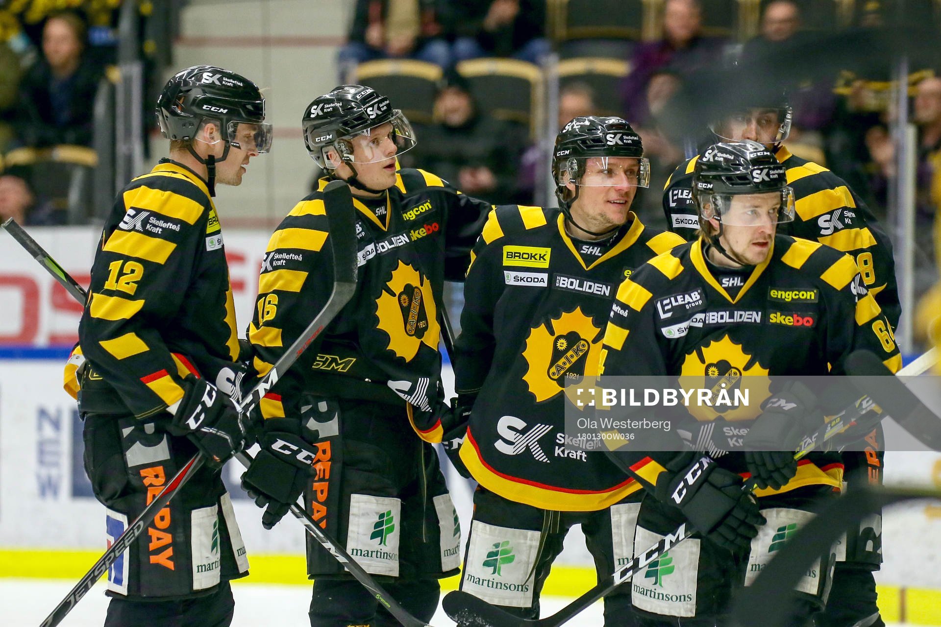 Skellefteås Jesper Olofsson jublar med lagkamrater