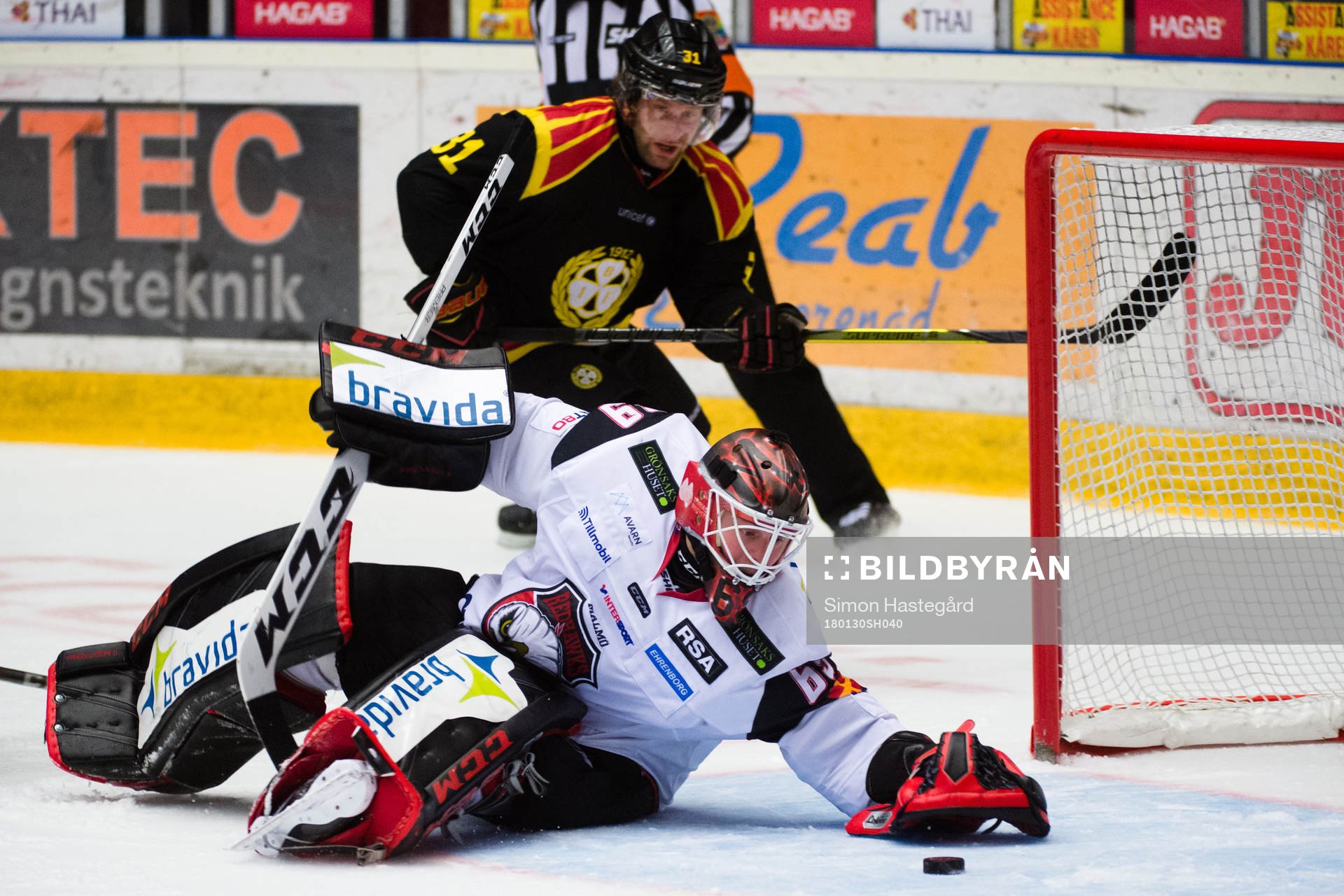 Malmö Redhawks målvakt Oscar Alsenfelt räddar skott