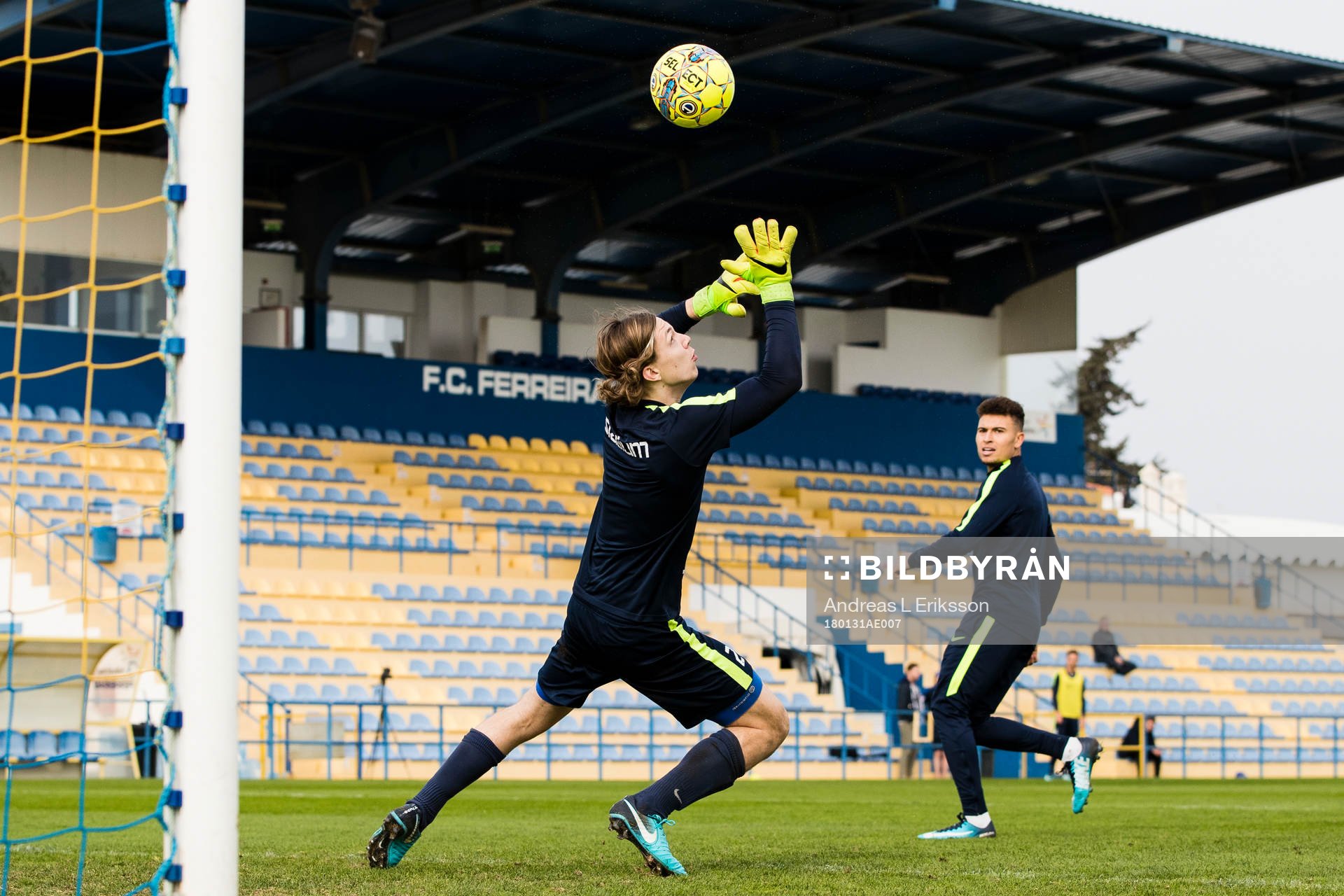 Norrköpings Jordan Larsson med en lobb över målvakt