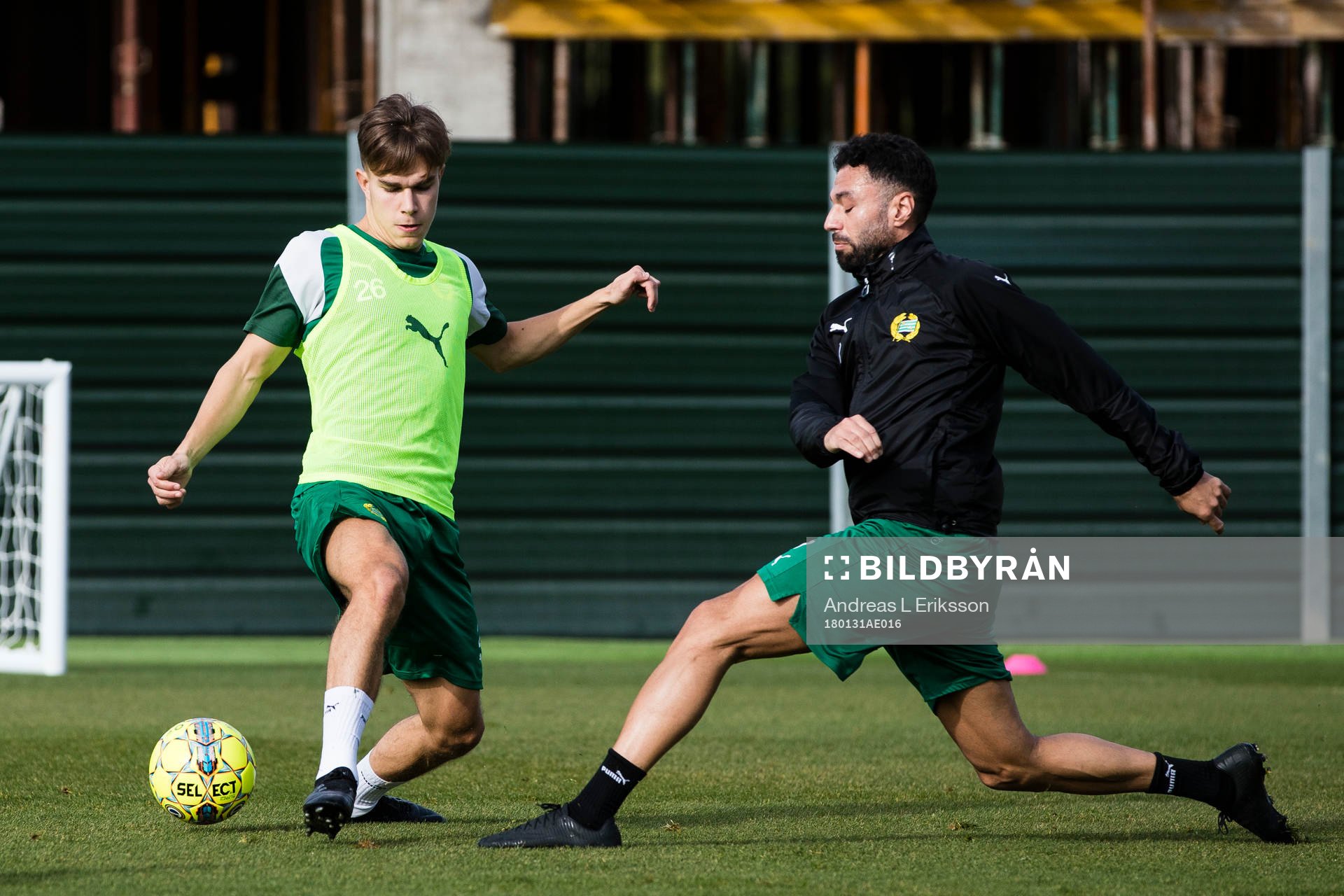 Hammarbys Dusan Jajic i kamp om bollen med Imad Khalili under en träning den 31 januari 2018 i Loule. 