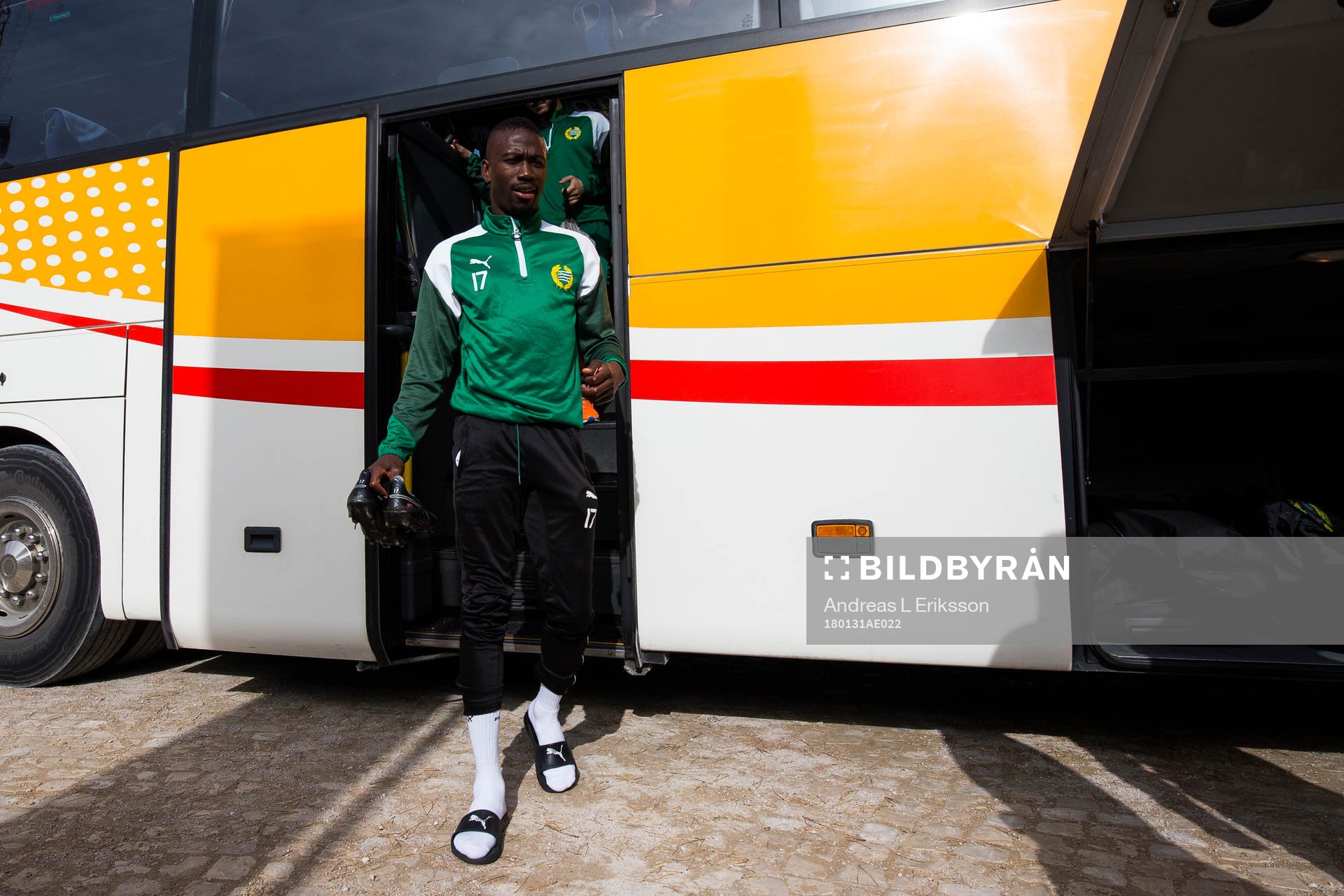 Hammarbys Pa Amat Dibba kliver ur bussen innan en träning