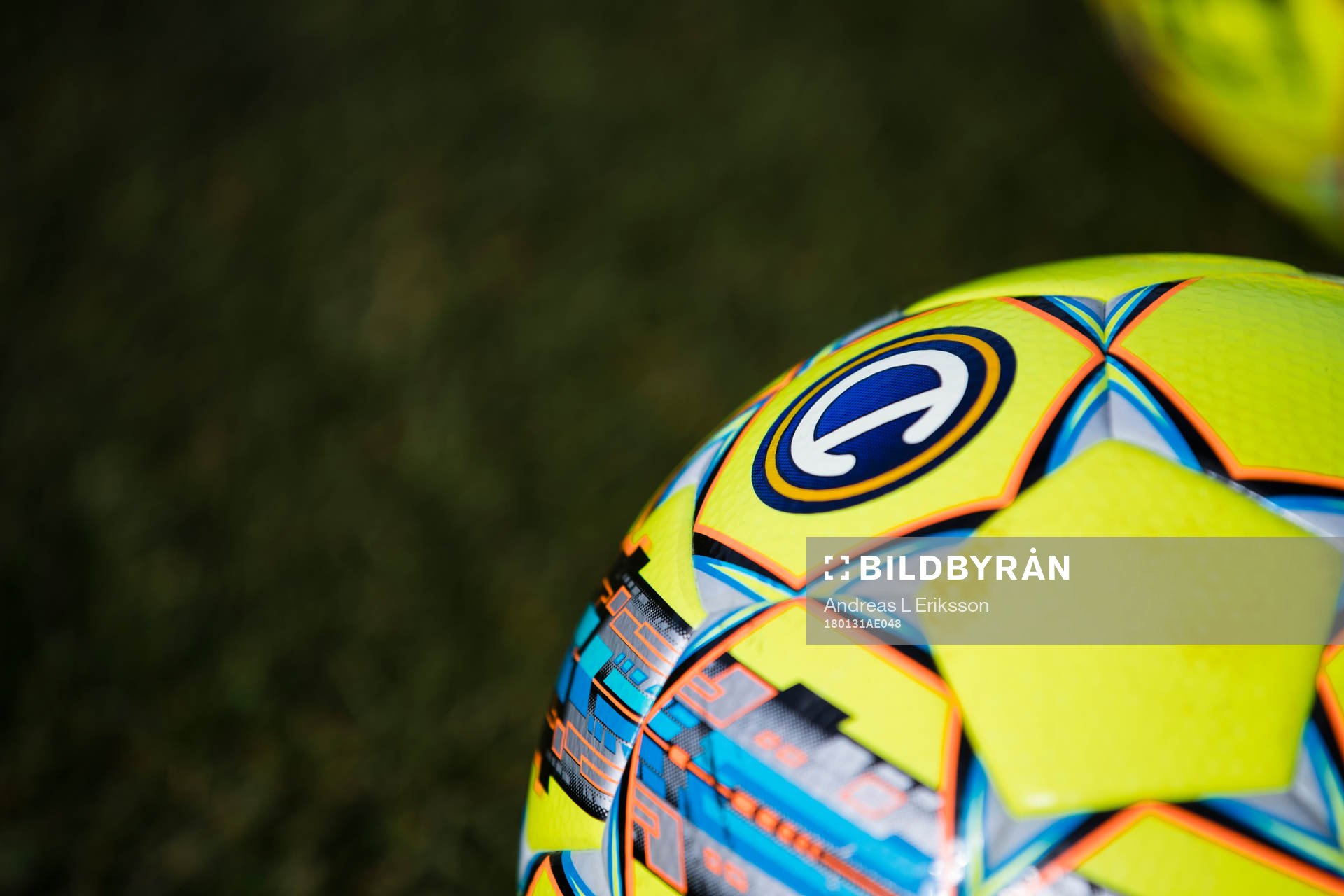 En fotboll med det Allsvenska emblemet på