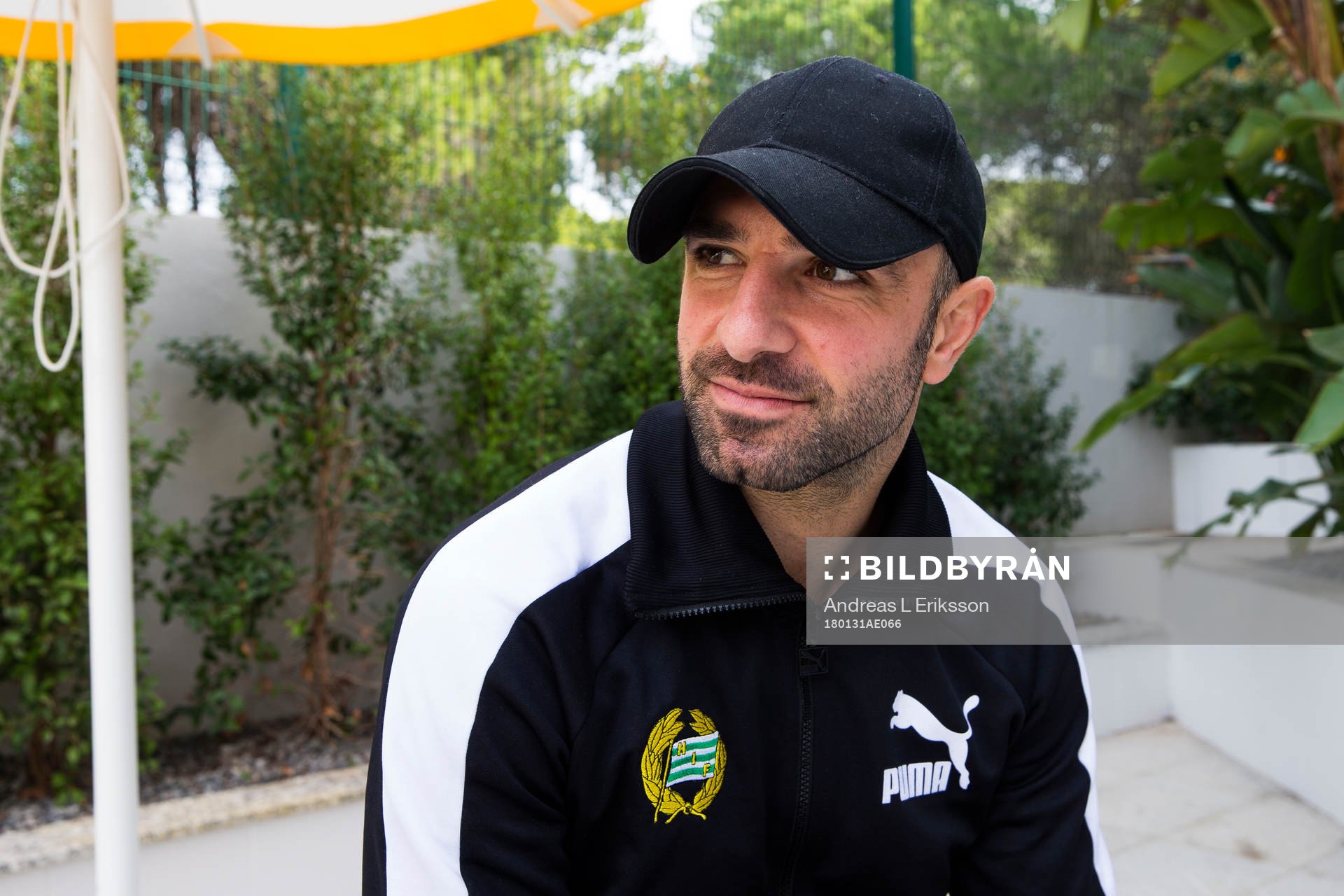 Hammarbys Kennedy Bakircioglu blir intervjuad av media