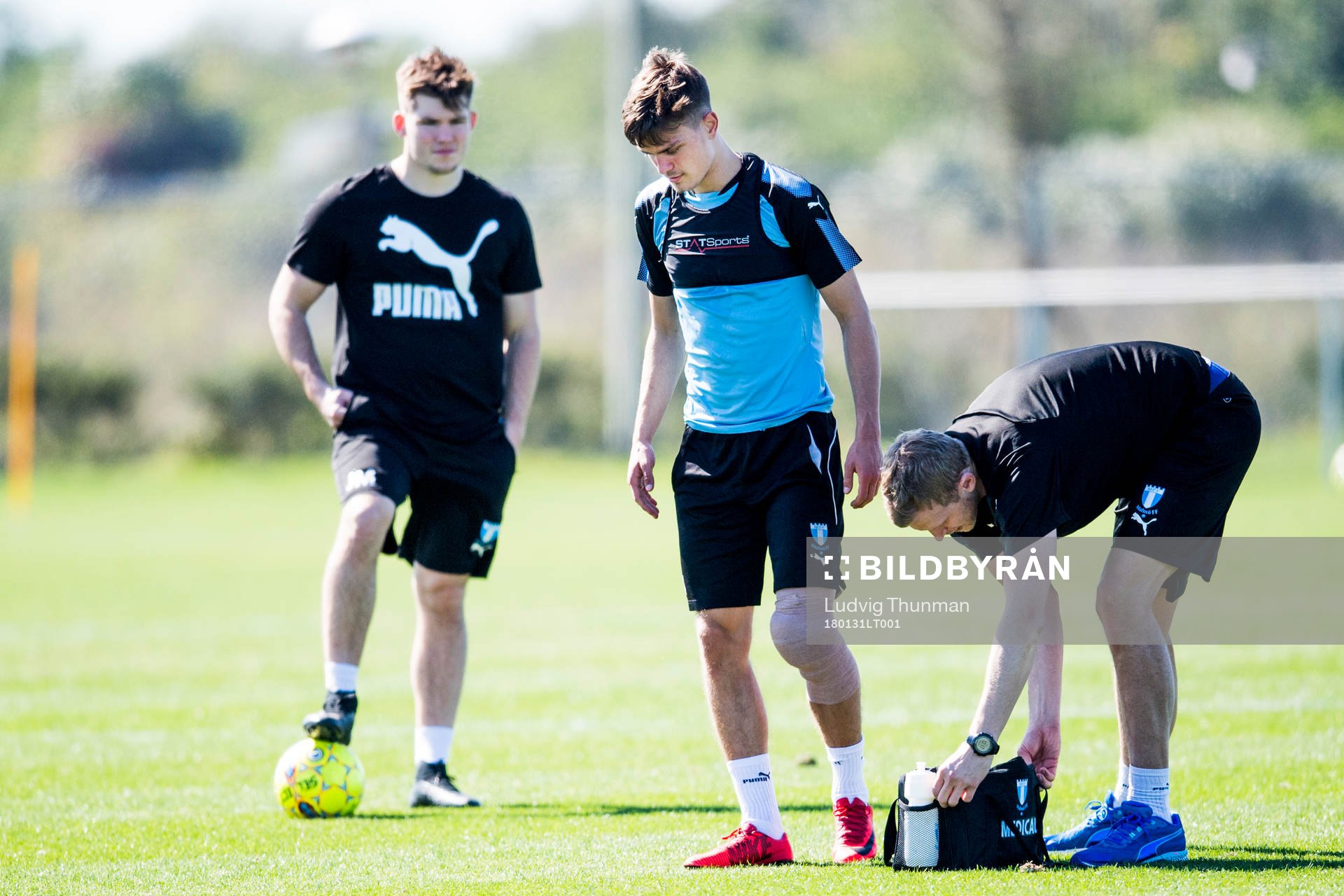 Malmö FFs Pavle Vagic reser sig upp efter att ha fått knät lindat av sjukgymnast Alexander Nilsson under en träning med Malmö FF den 31 januari 2018 i Bradenton.