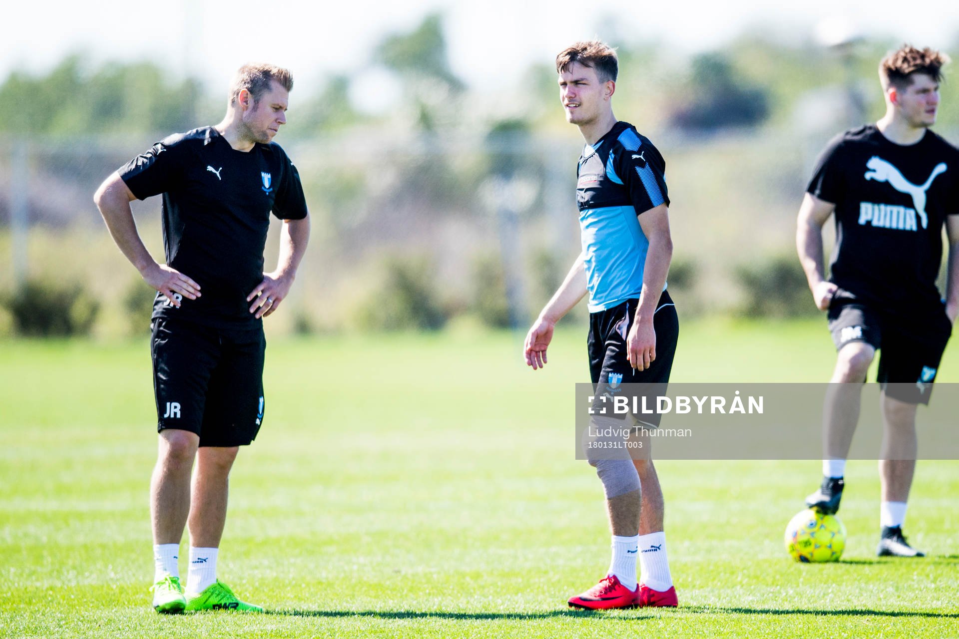Malmö FFs sjukgymnast Jesper Robertsson och Pavle Vagic under en träning med Malmö FF den 31 januari 2018 i Bradenton.