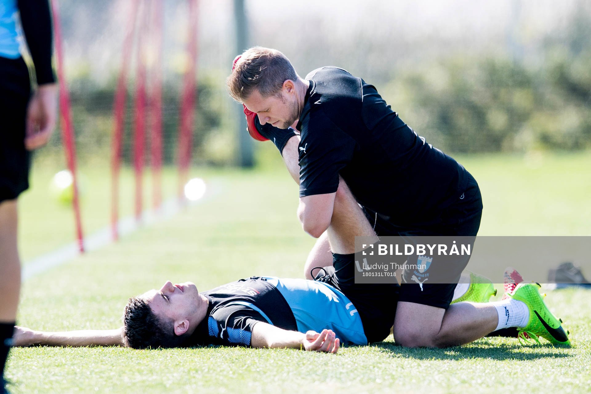 Malmö FFs Alexander Jeremejeff stretchas av sjukgymnast