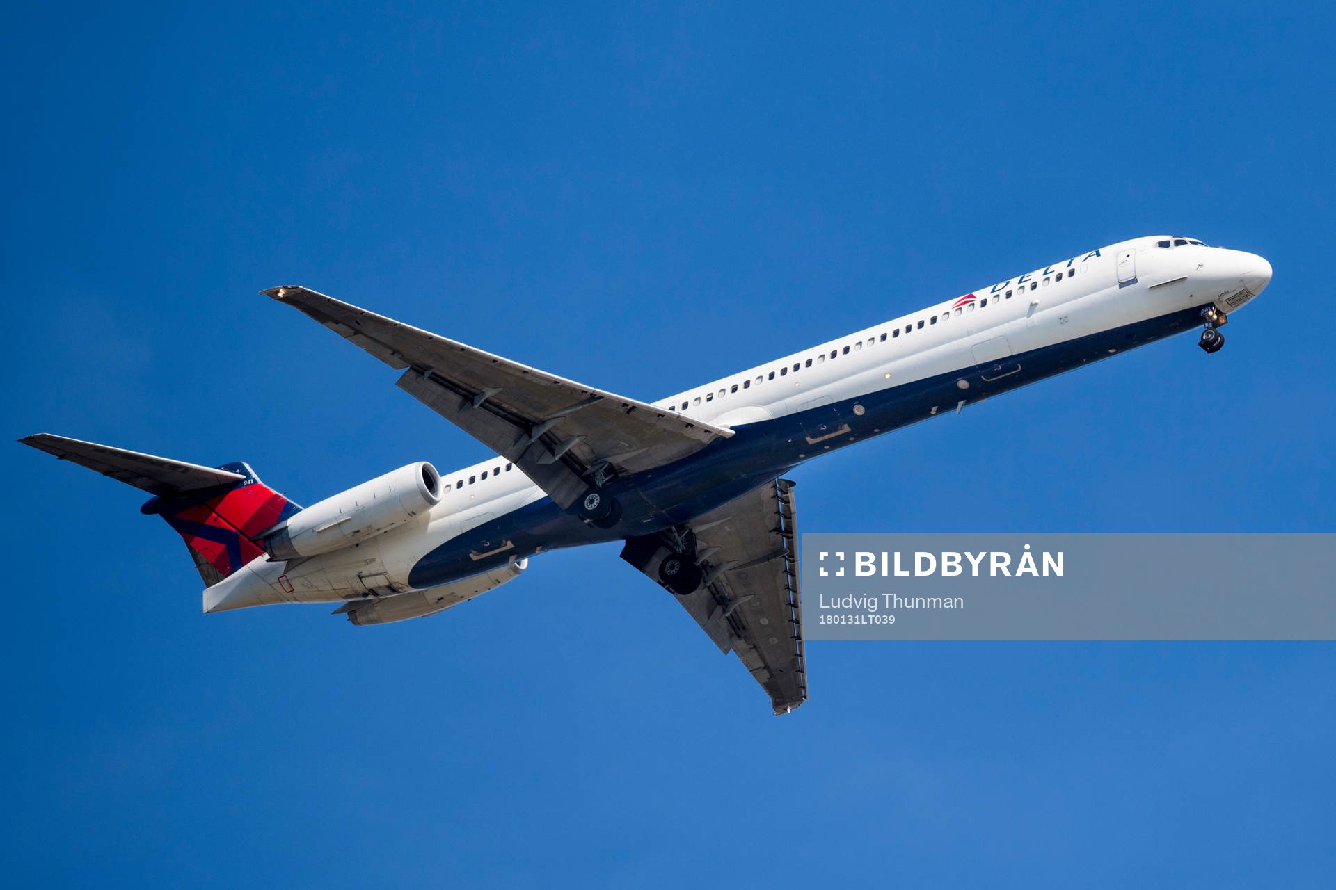 Ett flygplan från Delta påväg inför landning på Bredentons flygplats under en träning med Malmö FF den 31 januari 2018 i Bradenton.