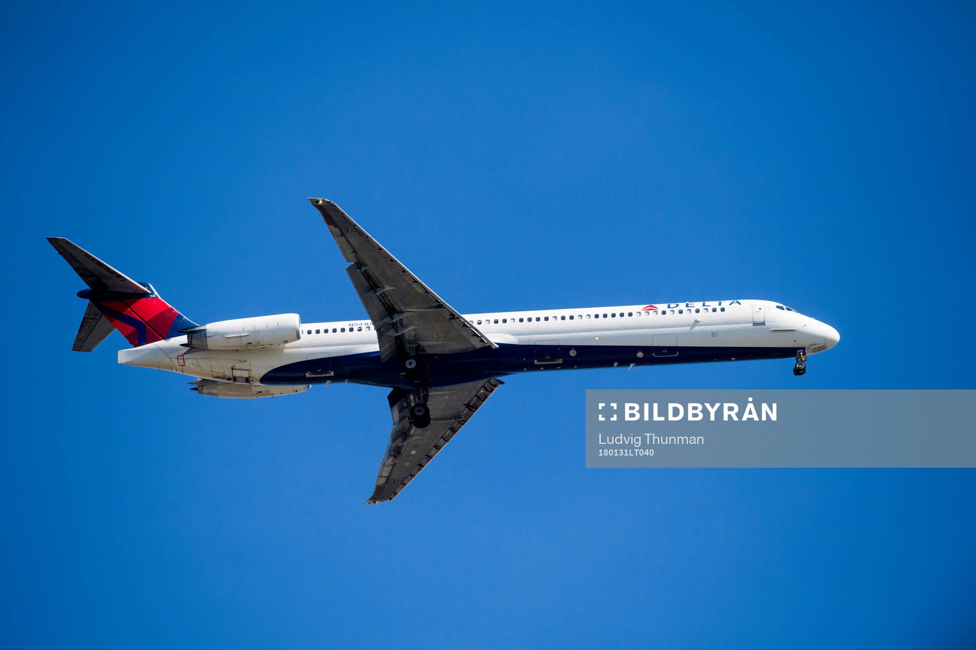 Ett flygplan från Delta påväg inför landning på Bredentons flygplats under en träning med Malmö FF den 31 januari 2018 i Bradenton.
