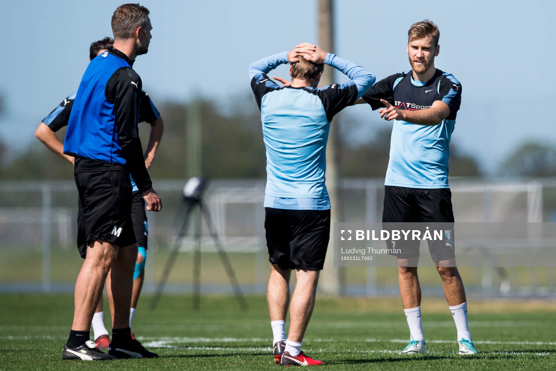 Malmö FFs Fouad Bachirou i samtal med Oscar Lewicki och