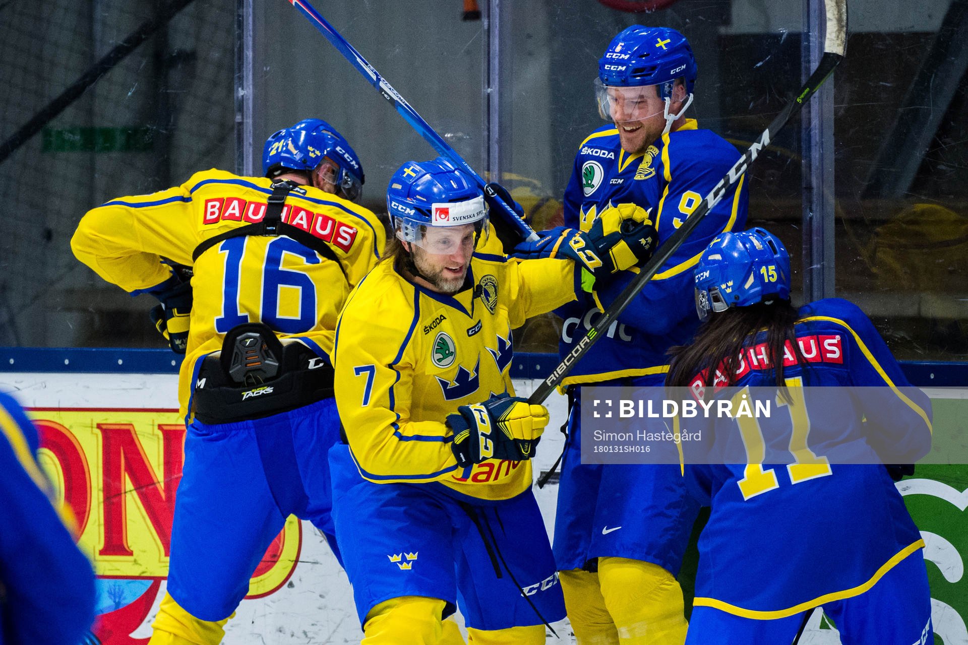Niklas Jihde och Peter Jihde tacklar Patrik Hersley