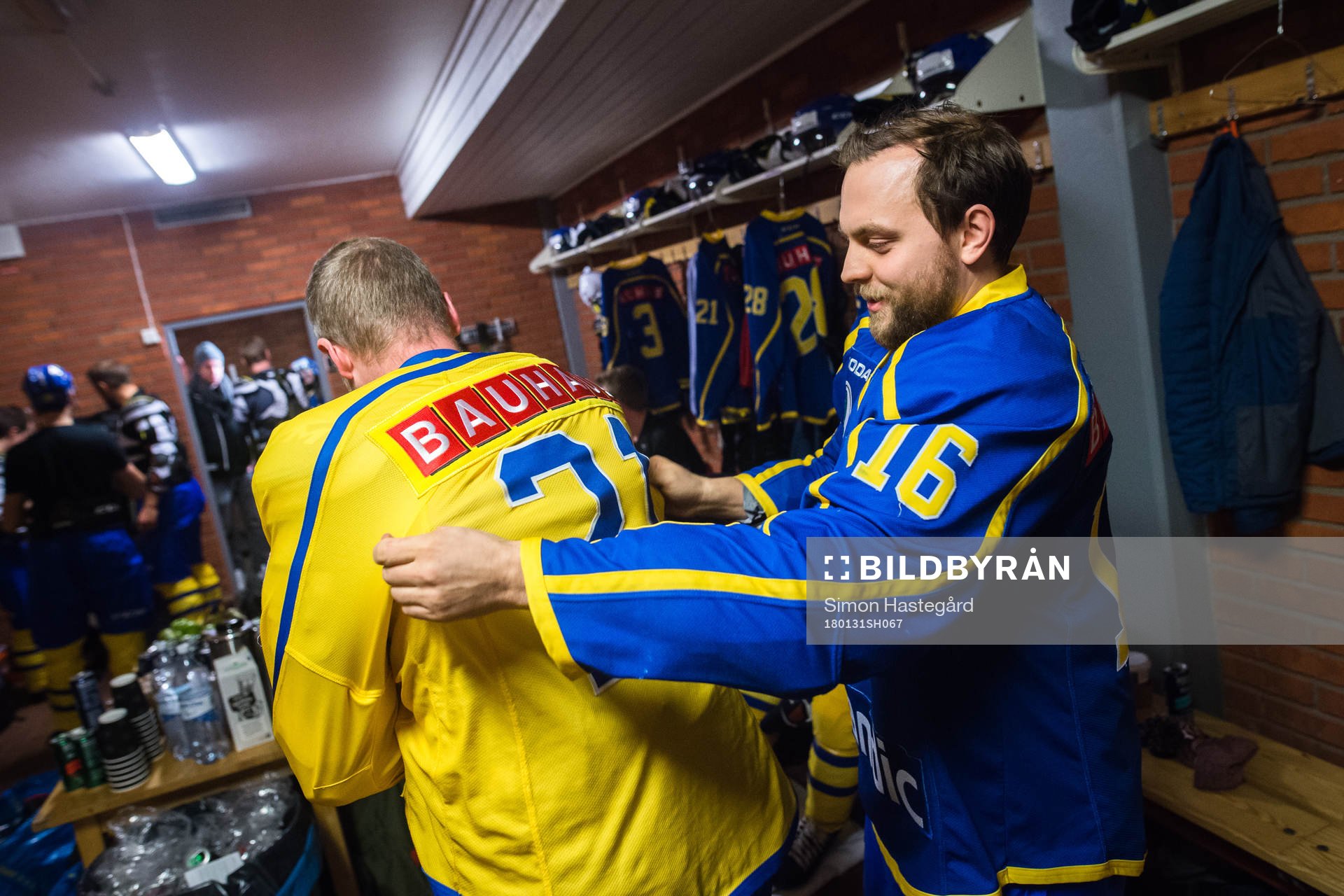 Henrik Sjöberg före  en ishockeyträning med journalister