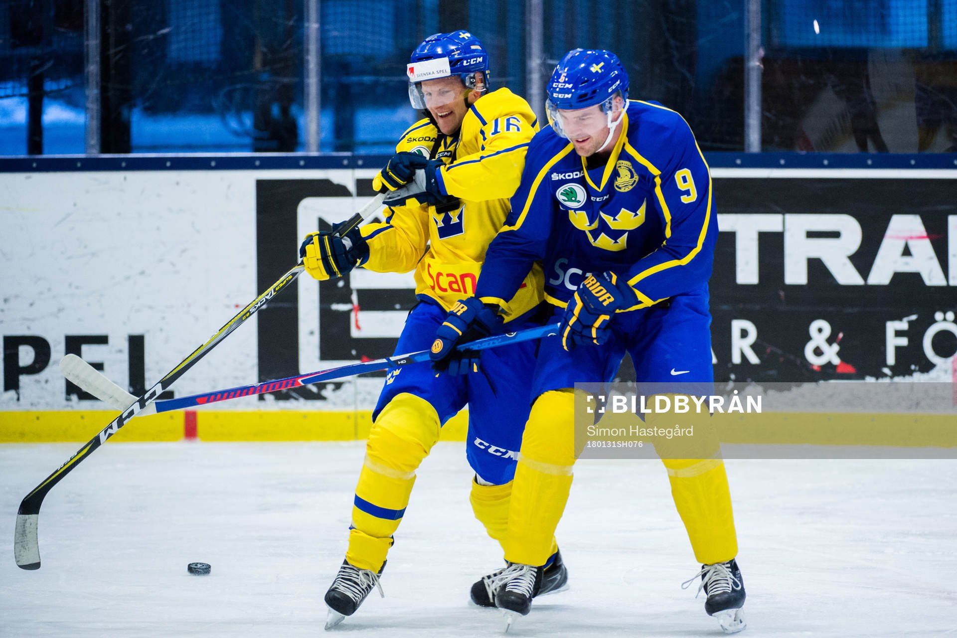 Niklas Jihde tacklar Patrik Hersley