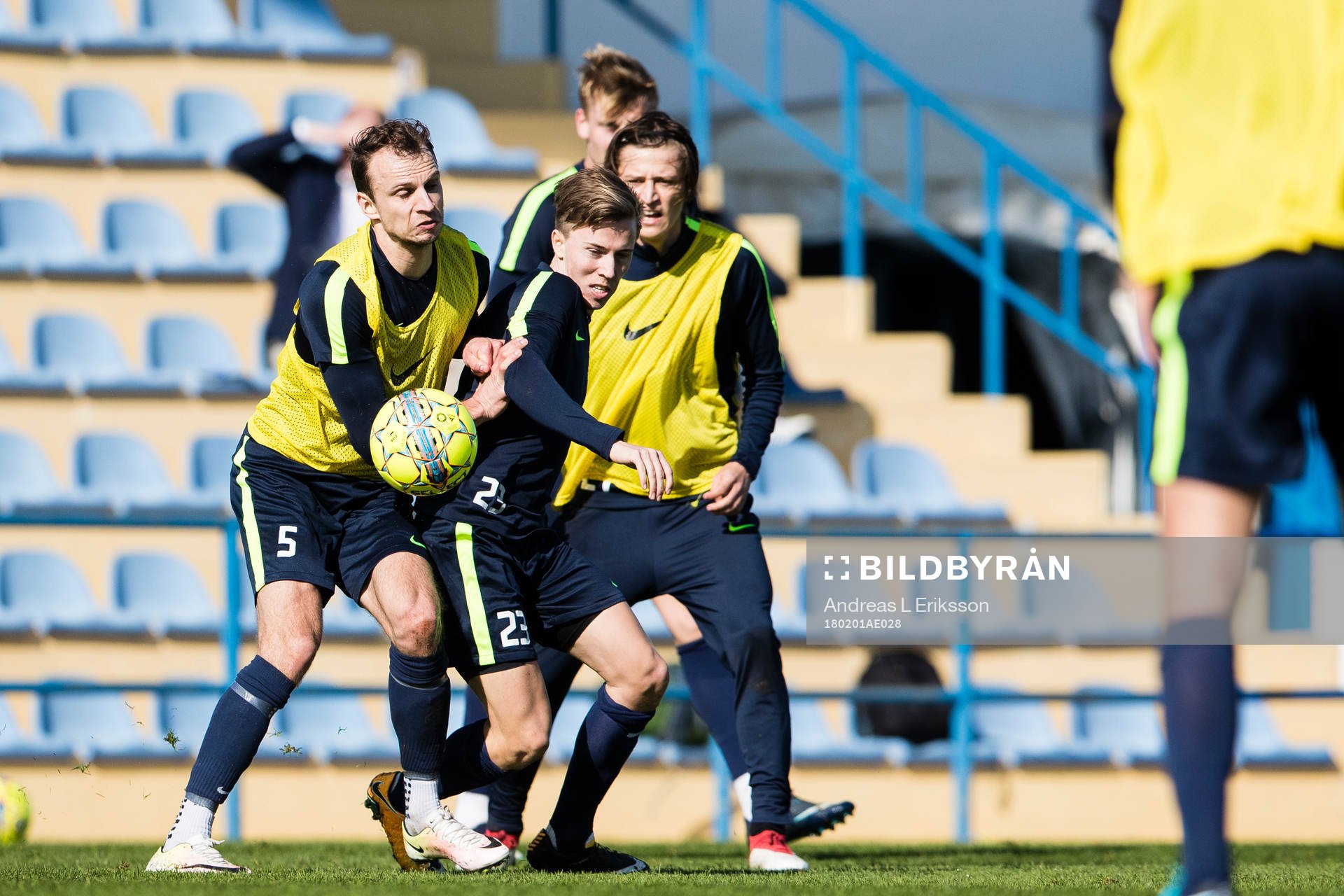 Norrköpings Lars Krogh Gerson i kamp om bollen med Jakob