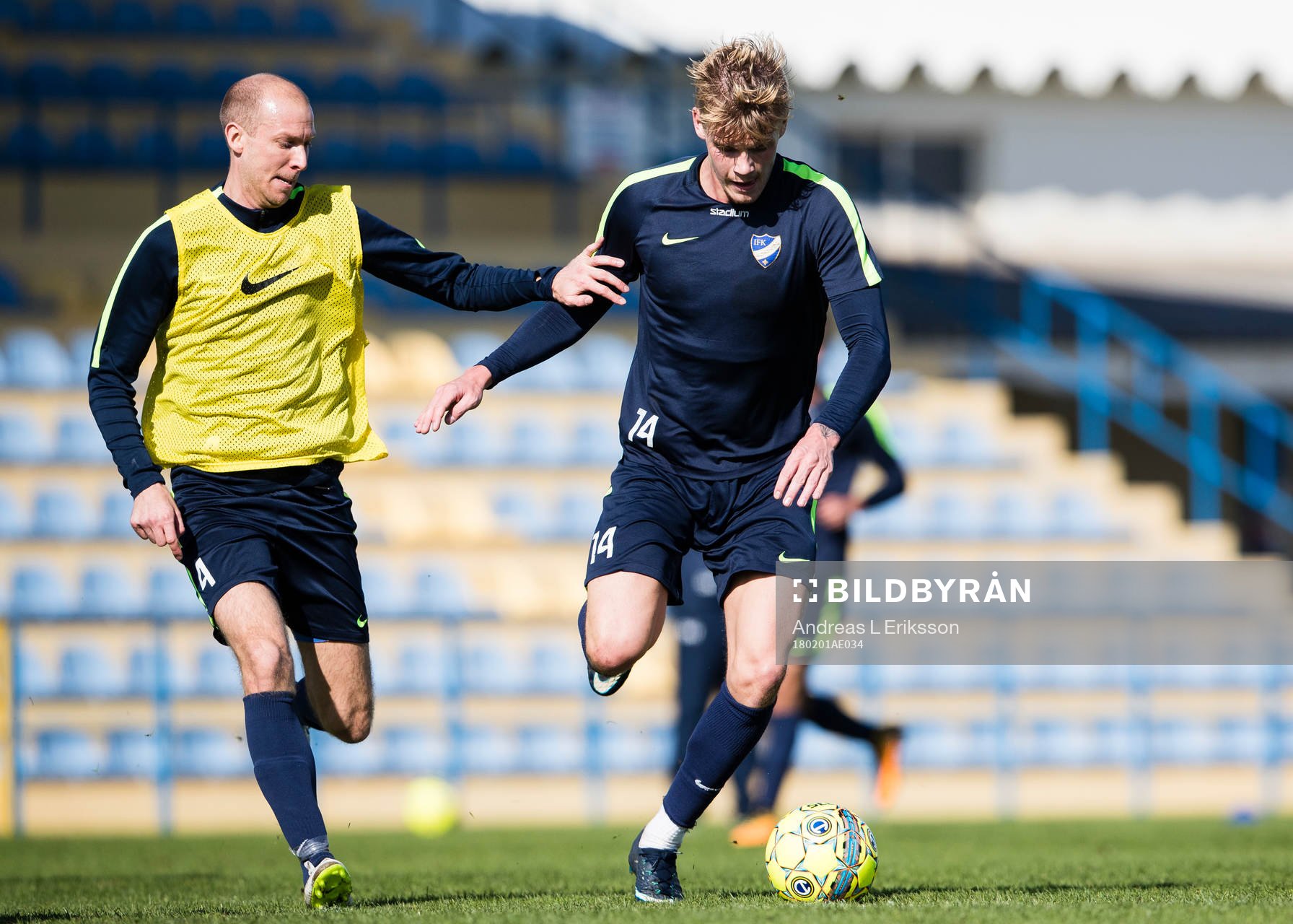 Norrköpings Andreas Johansson i kamp om bollen med Eric