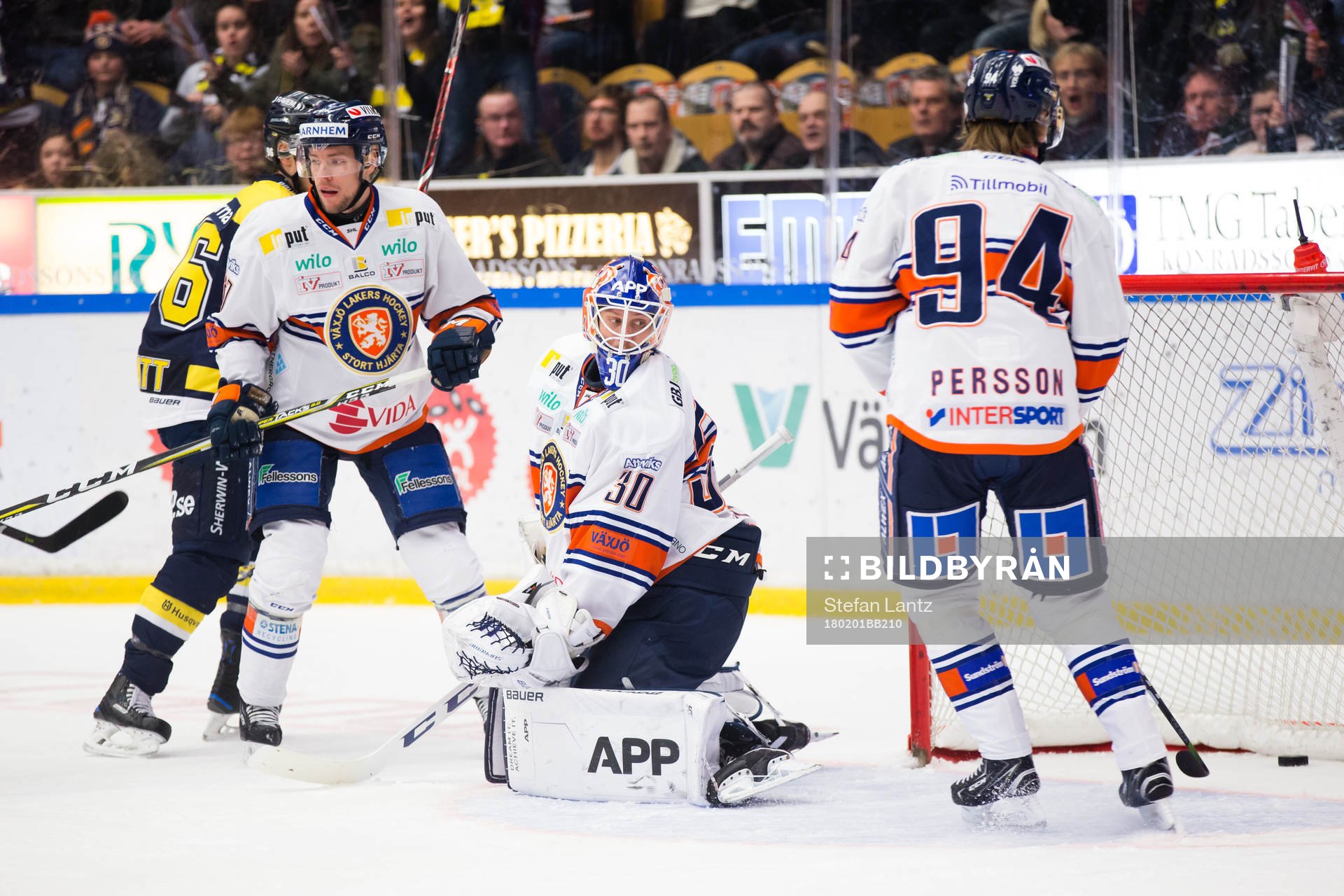 Växjös målvakt Viktor Fasth ser pucken gå in till 1-0