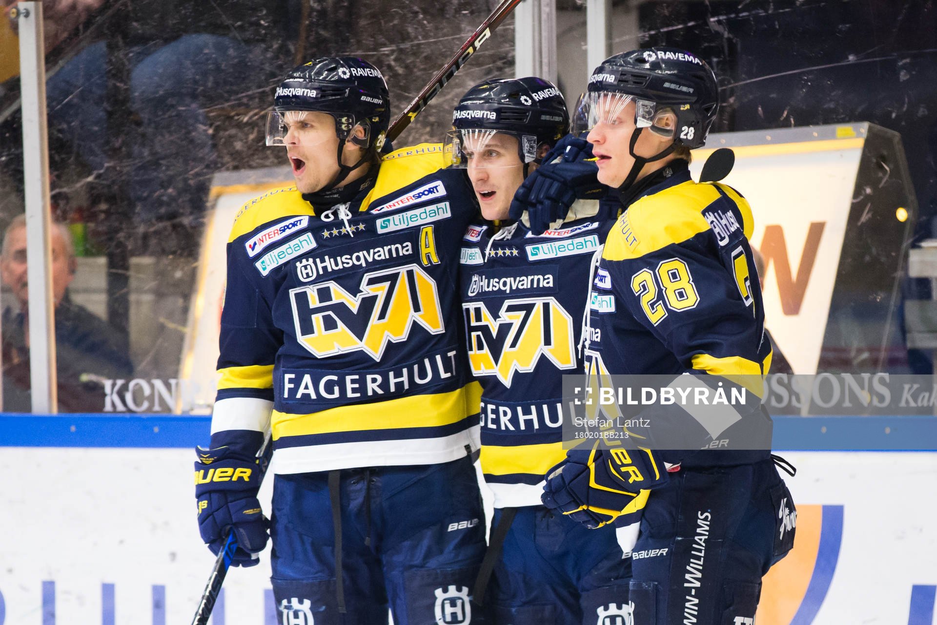 s David Ullström, Bill Sweatt och Anton Bengtsson jublar