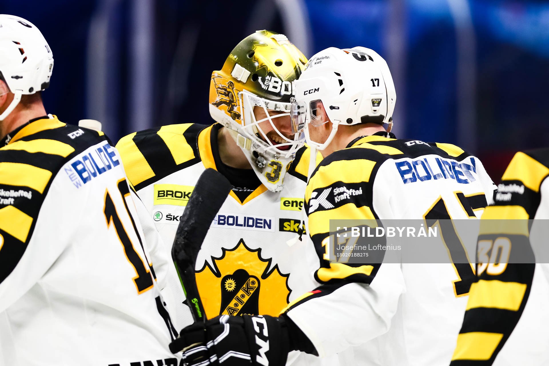 Skellefteås målvakt Joni Ortio jublar med Pär Lindholm