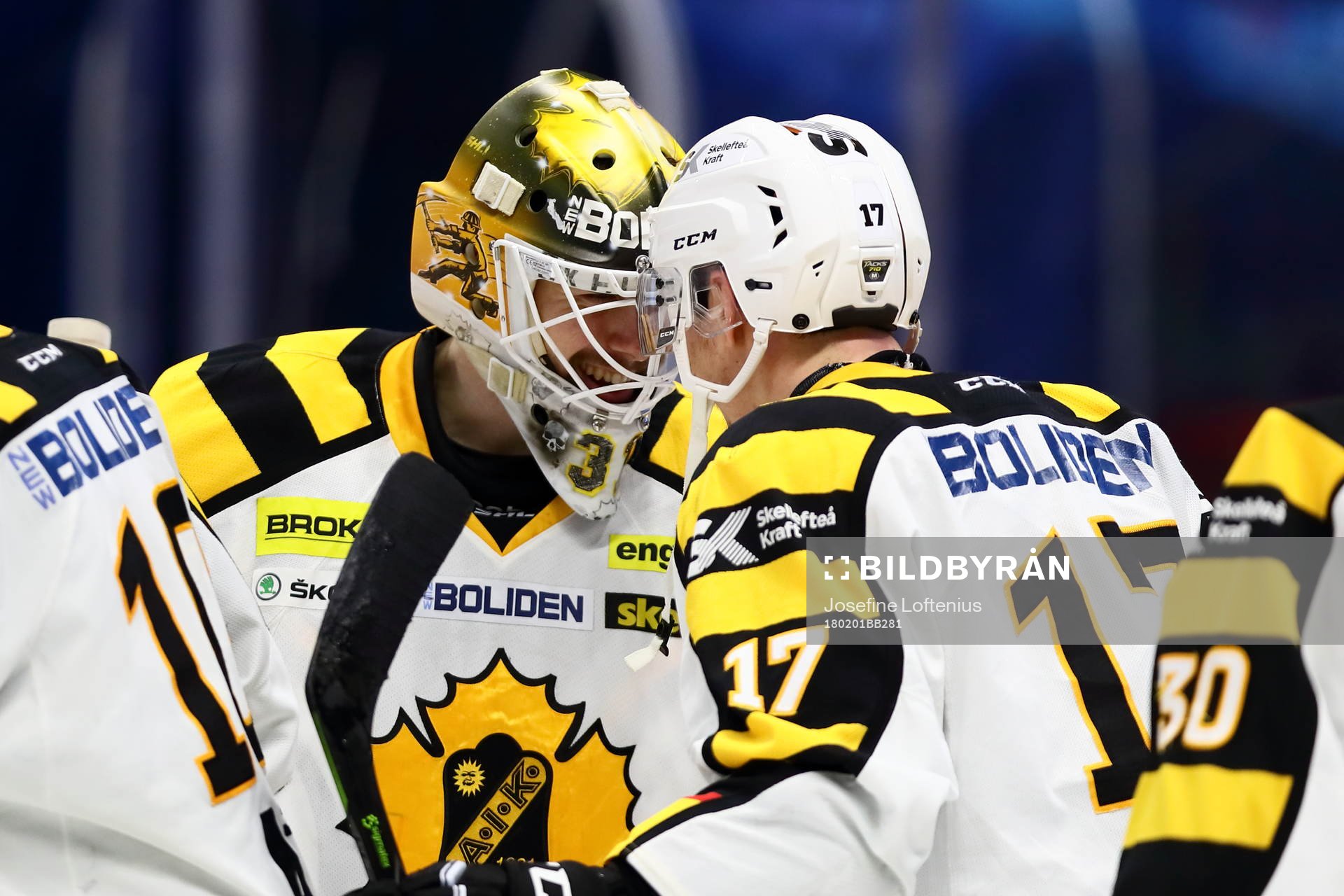 Skellefteås målvakt Joni Ortio och Pär Lindholm jublar