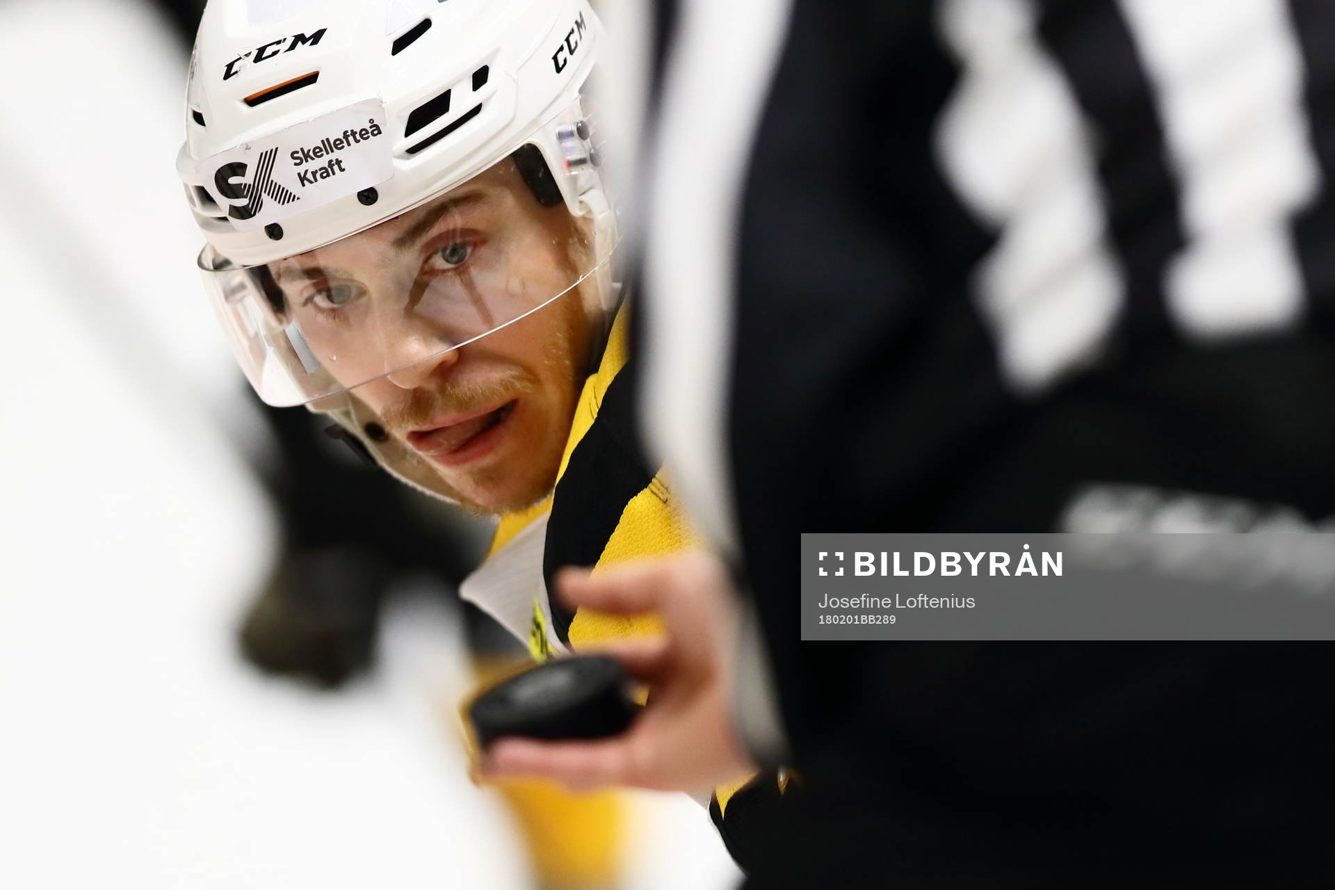 Skellefteås Pär Lindholm ser pucken i domarens hand innan