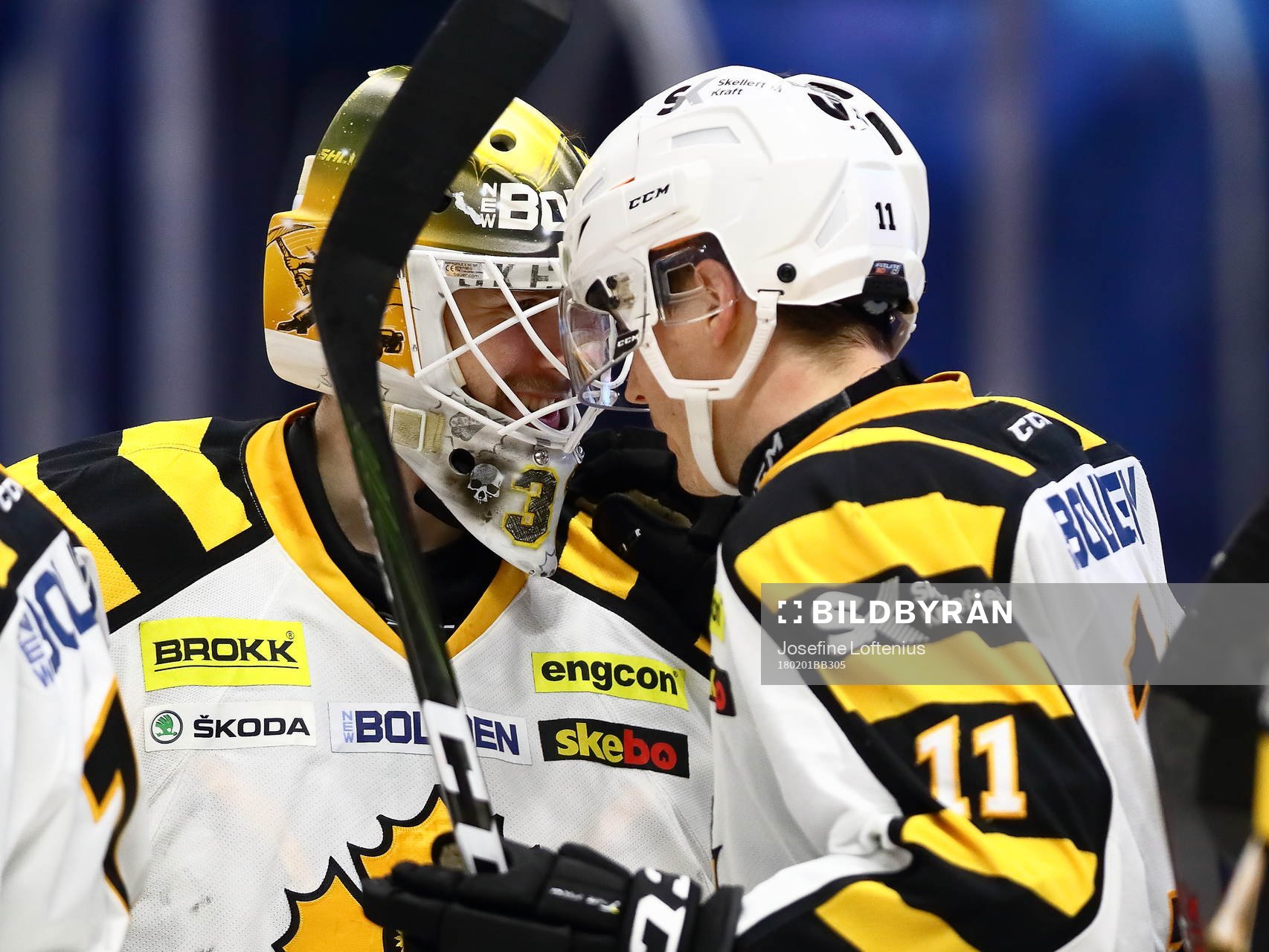 Skellefteås målvakt Joni Ortio och Henrik Hetta jublar