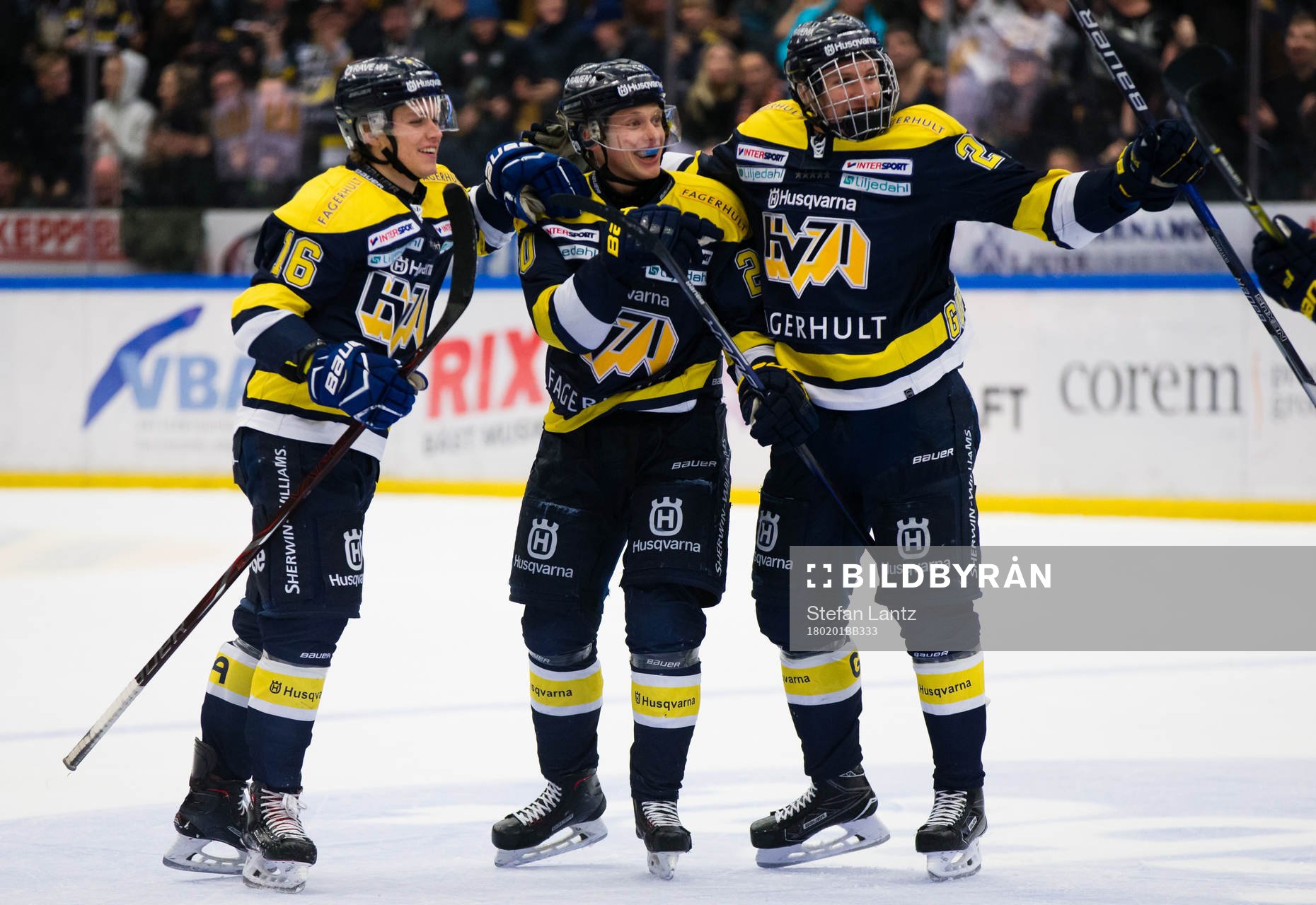 s Tom Hedberg, Lawrence Pilut och David Gustafsson jublar