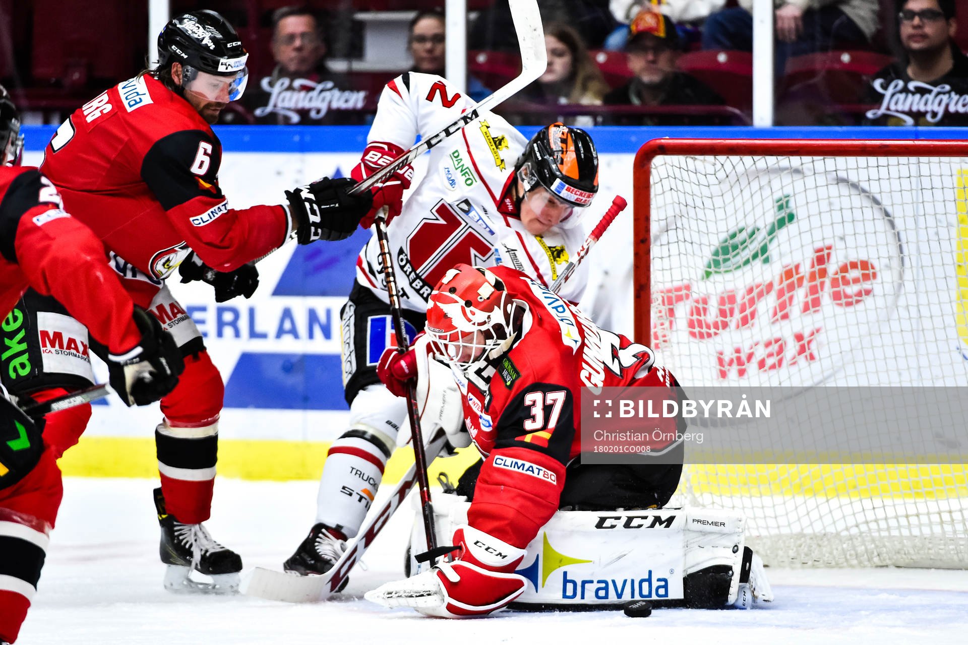 Malmö Redhawks målvakt Jonas Gunnarsson försvarar mot