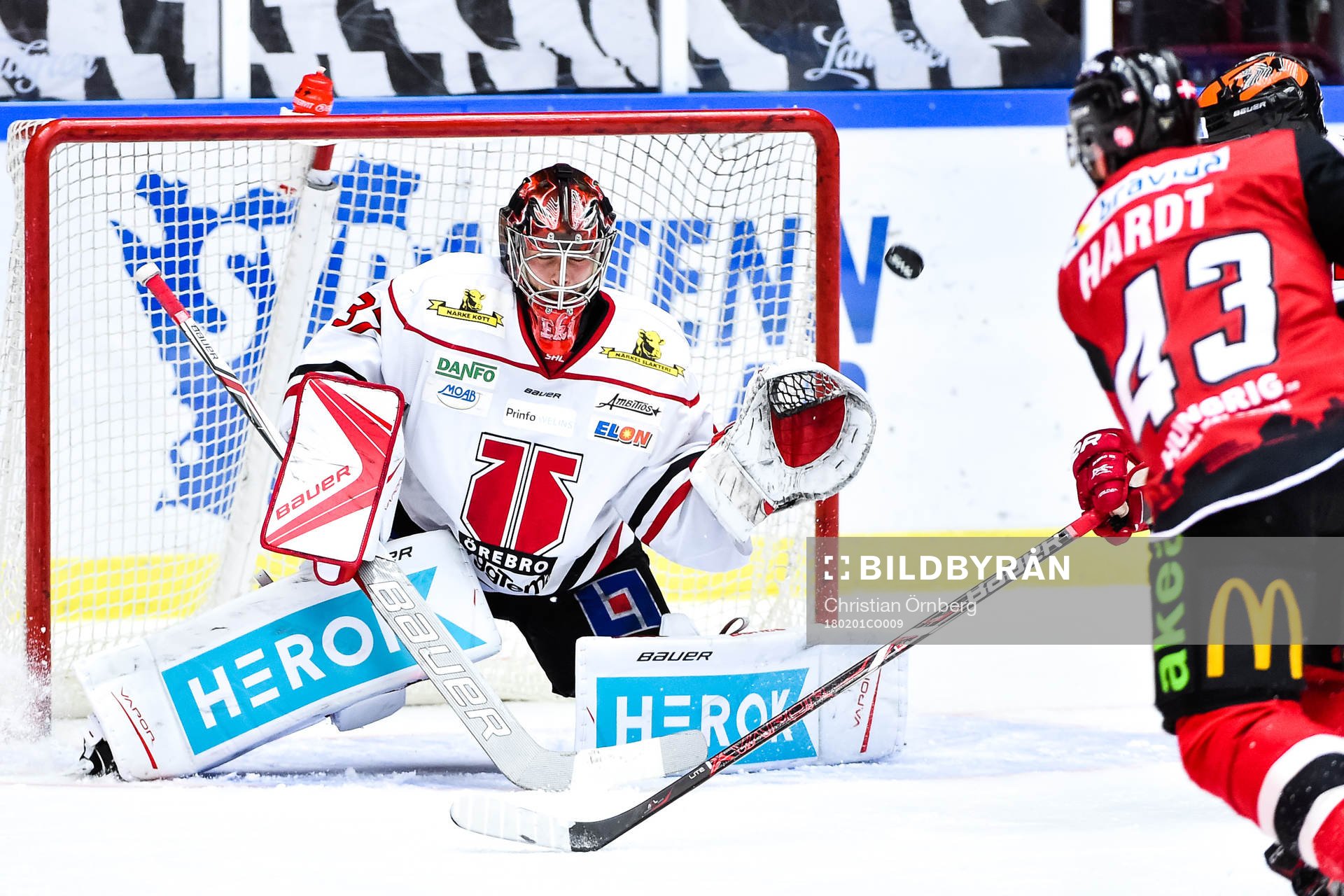 Malmö Redhawks Nichlas Hardt med ett skott mot Örebros