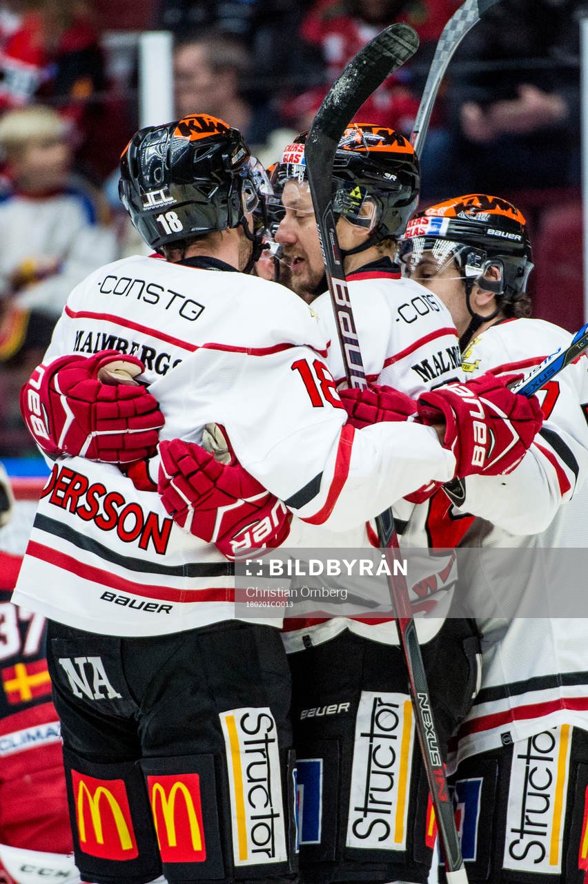 Örebros Joakim Andersson jublar med lagkamraterna