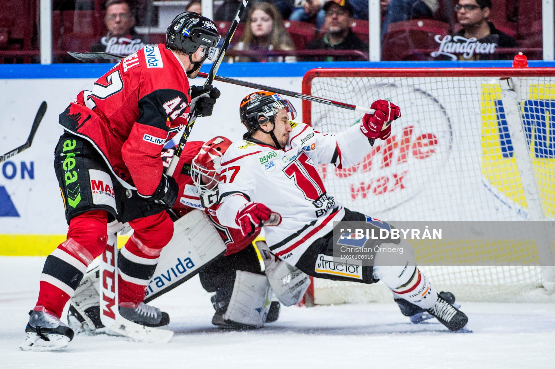Malmö Redhawks Niklas Arell trycker till Örebros Daine