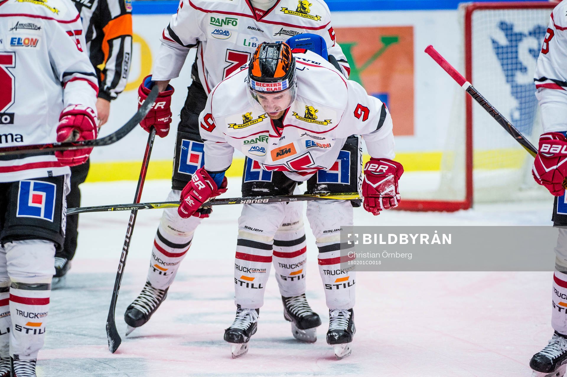 Örebros Tylor Spink i mitten grinar illa