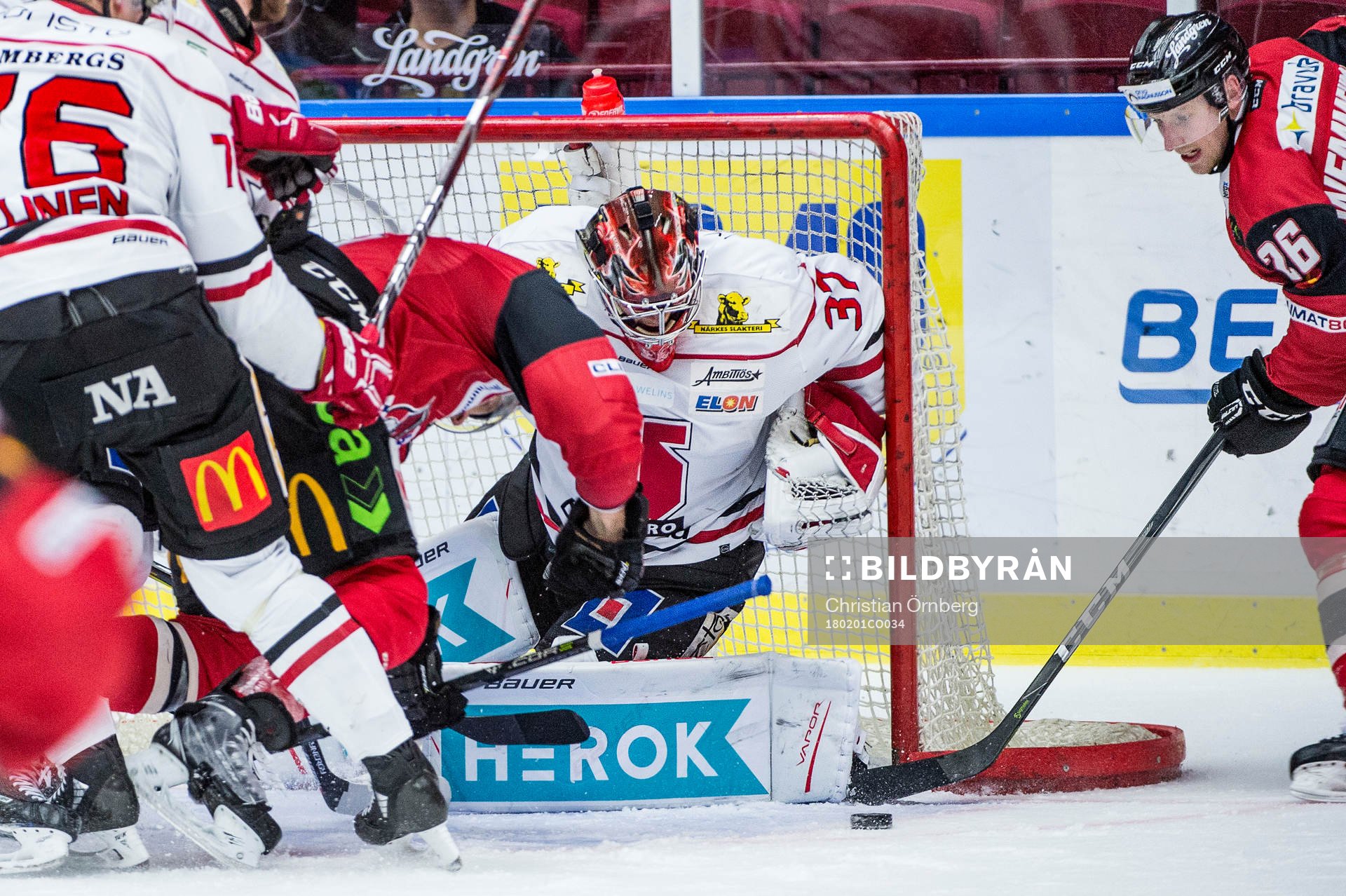 Malmö Redhawks Axel Wemmenborn mot Örebros målvakt Eero