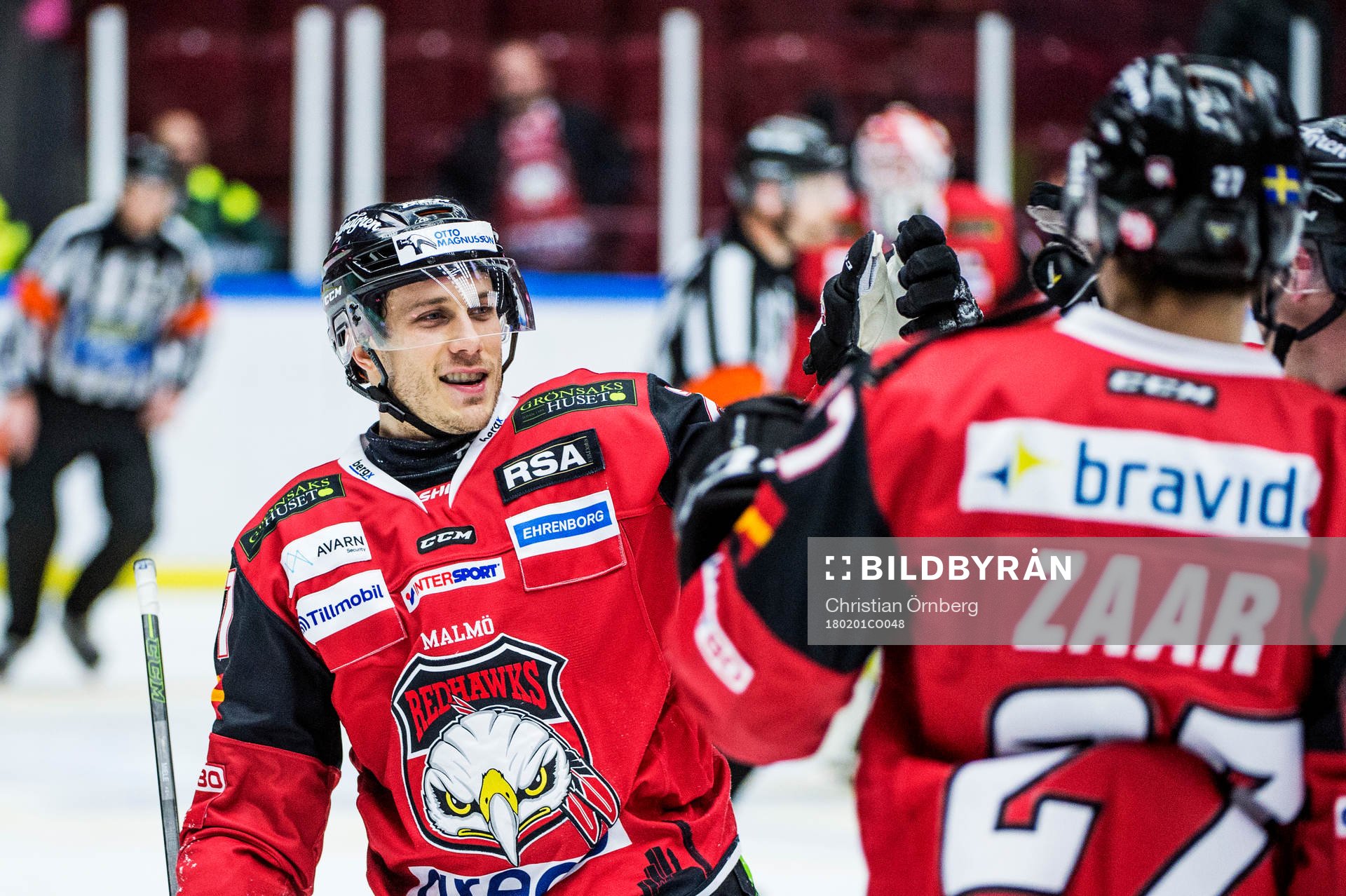 Malmö Redhawks Andy Miele jublar med Daniel Zaar