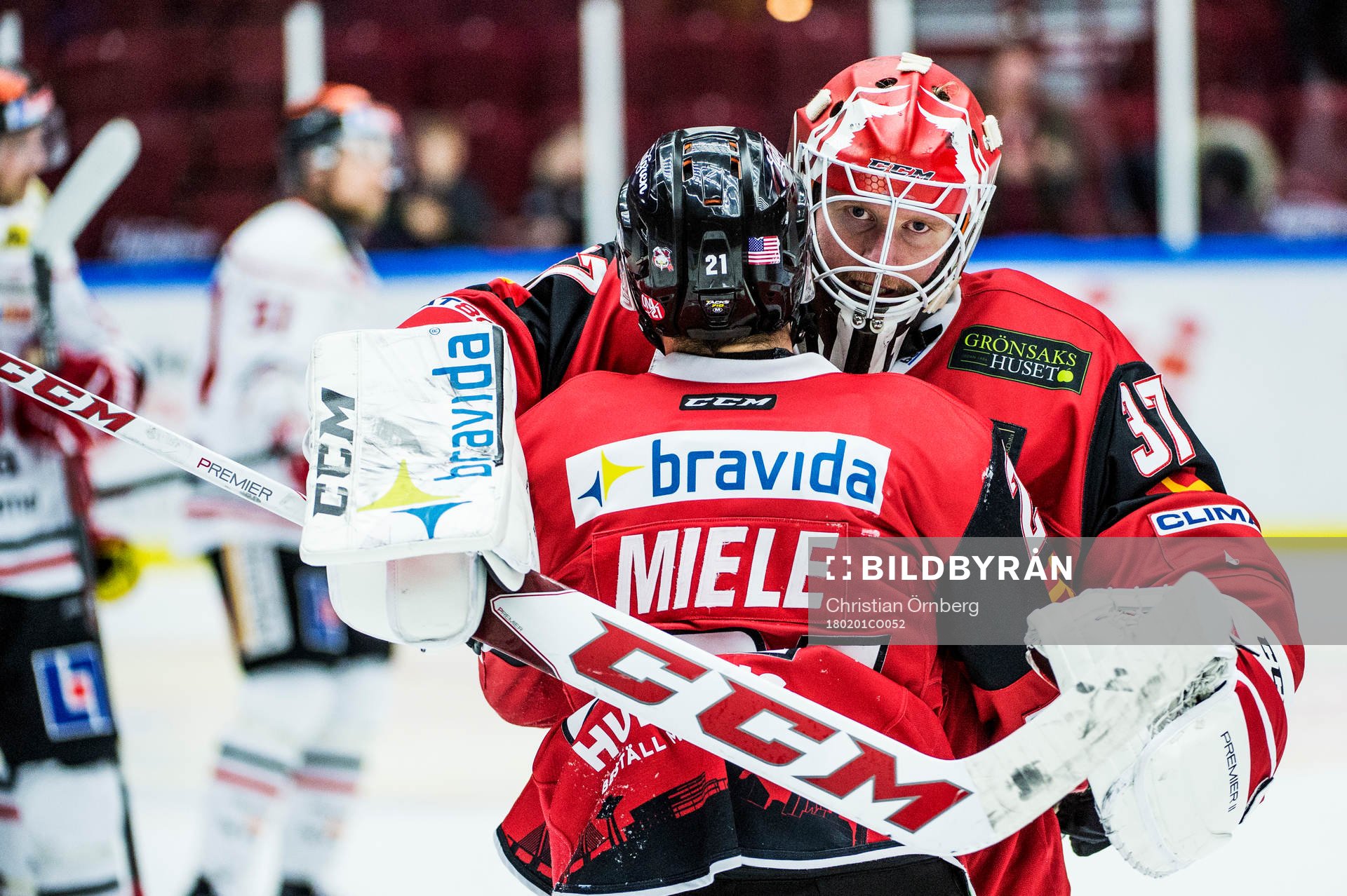 Malmö Redhawks Andy Miele jublar med målvakt Jonas