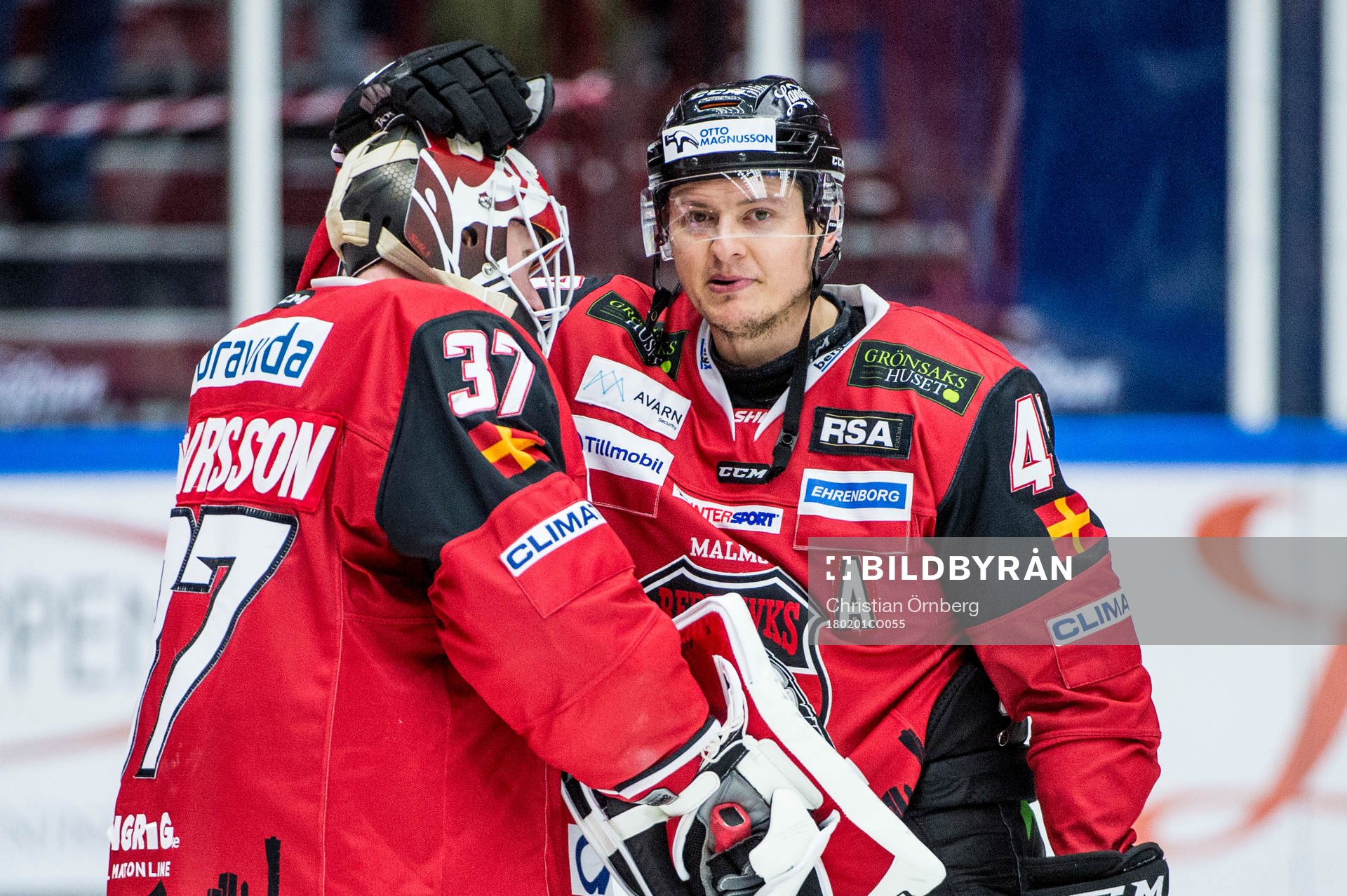 Malmö Redhawks målvakt Jonas Gunnarsson jublar med Rhett