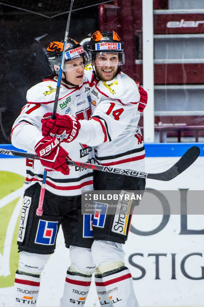 Örebros Daniel Viksten och Tom Wandell jublar
