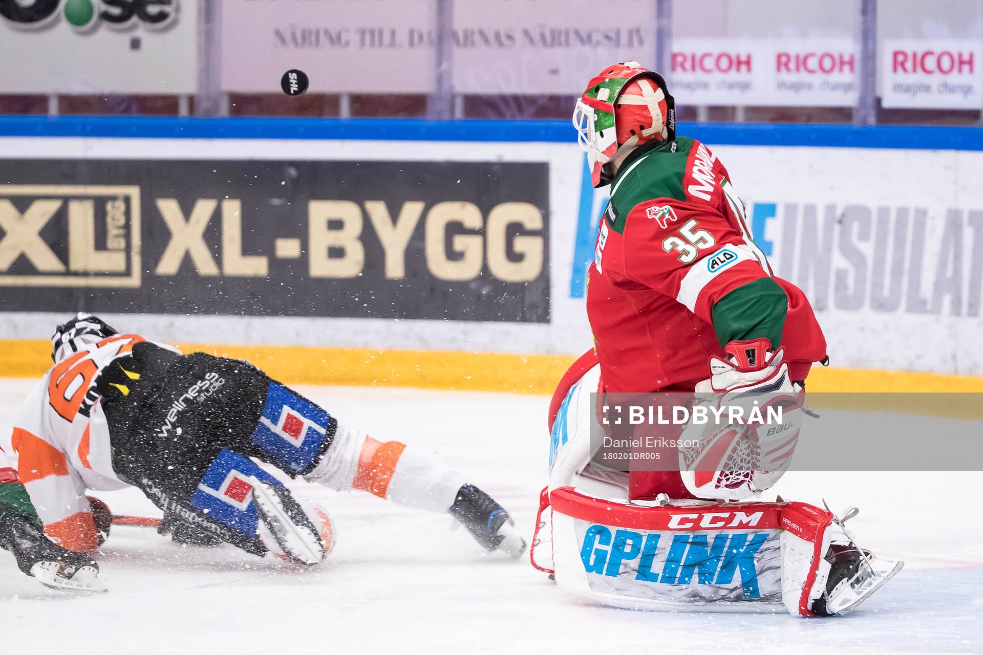 Karlskronas Konstantin Komarek framför Moras målvakt