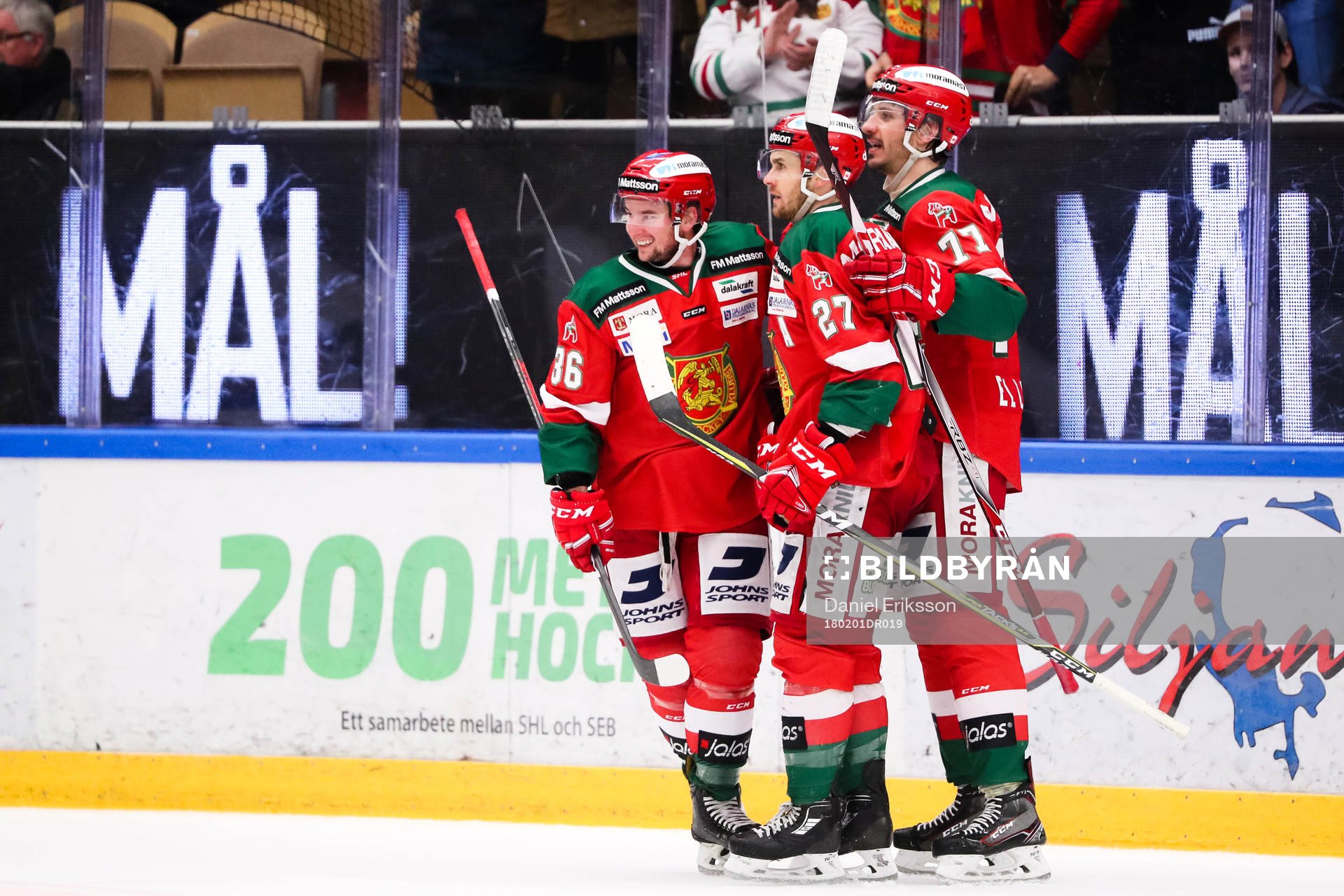 Moras Jason Akeson  jublar med Matt Bailey och Keaton