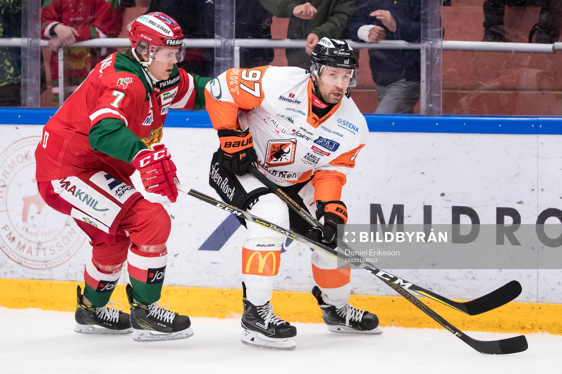 Moras Erlend Lesund jagar Karlskronas Per Ledin  i
