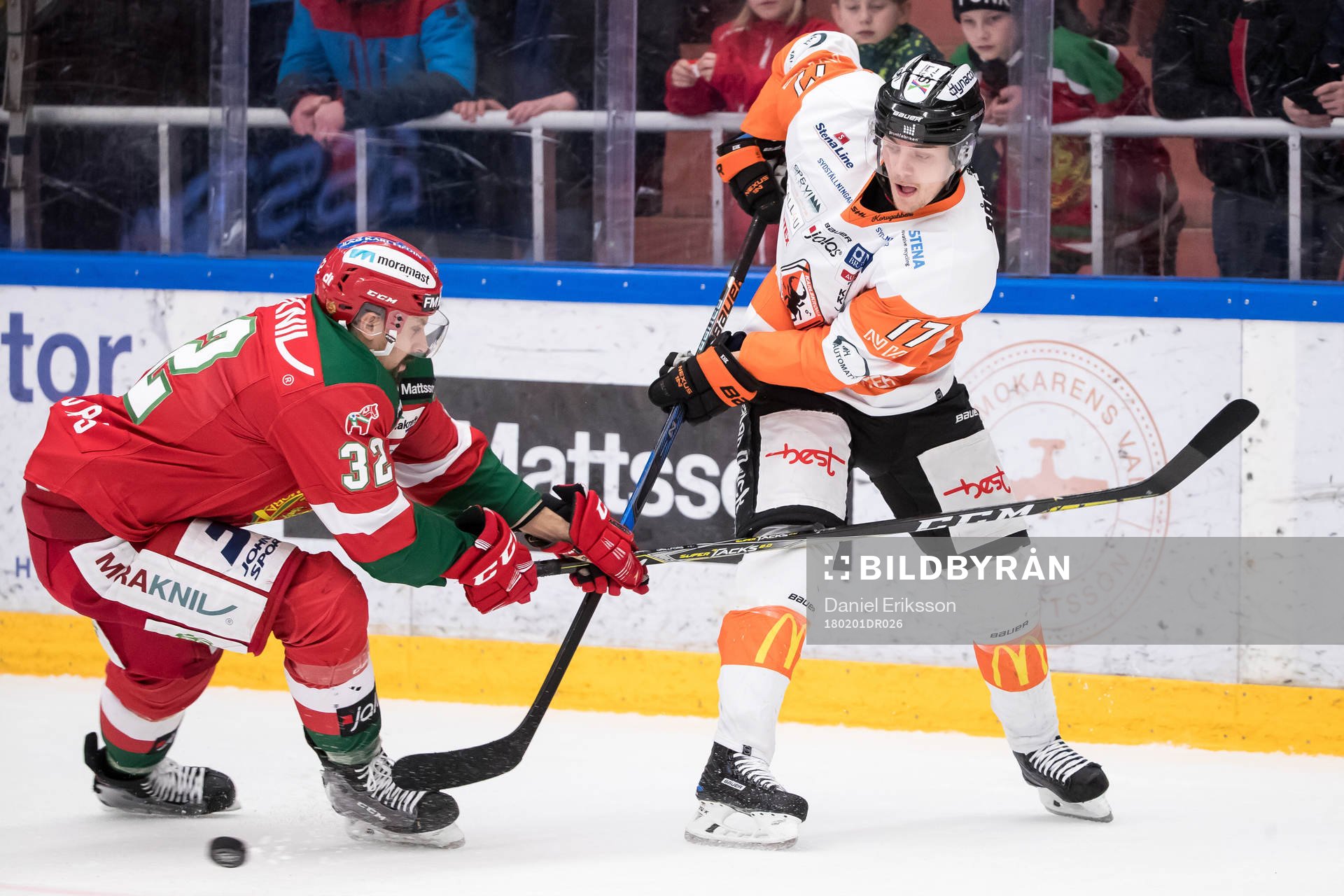 Moras Daniel Grillfors och Karlskronas Joel Kellman   i