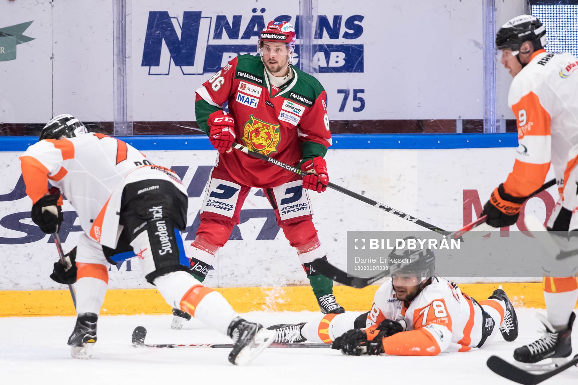 Karlskronas Akim Aliu ligger på isen och Moras Mathias