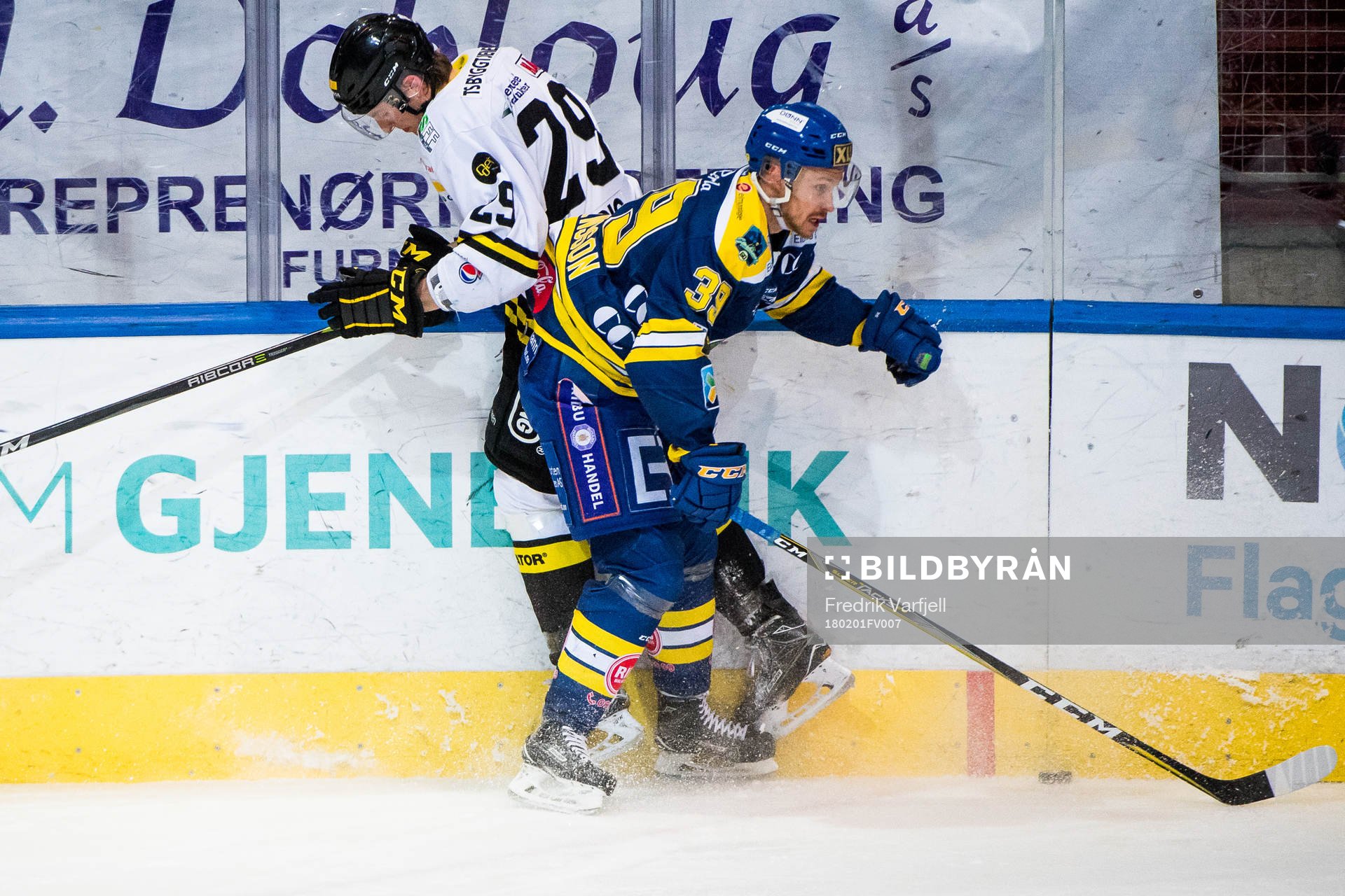 Curtis Jason Gedig of Stavanger Oilers and Victor Svensson