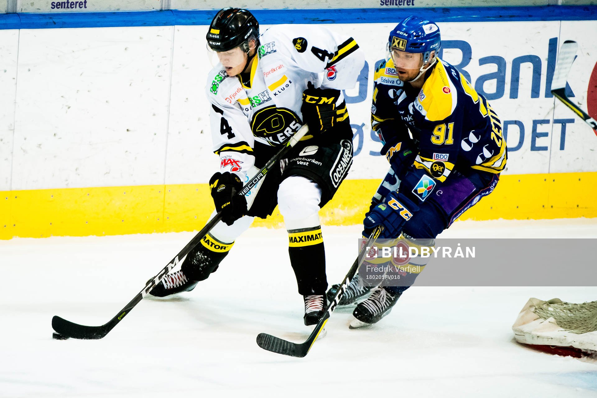 Tine Klofutar of Stavanger Oilers and Mikael Zettergren of