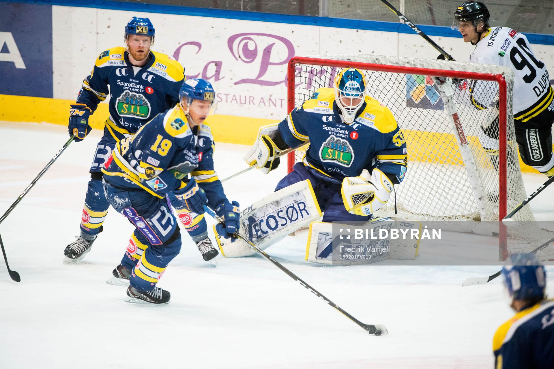 Simen André Edvardsen and goaltender Oskar Östlund of