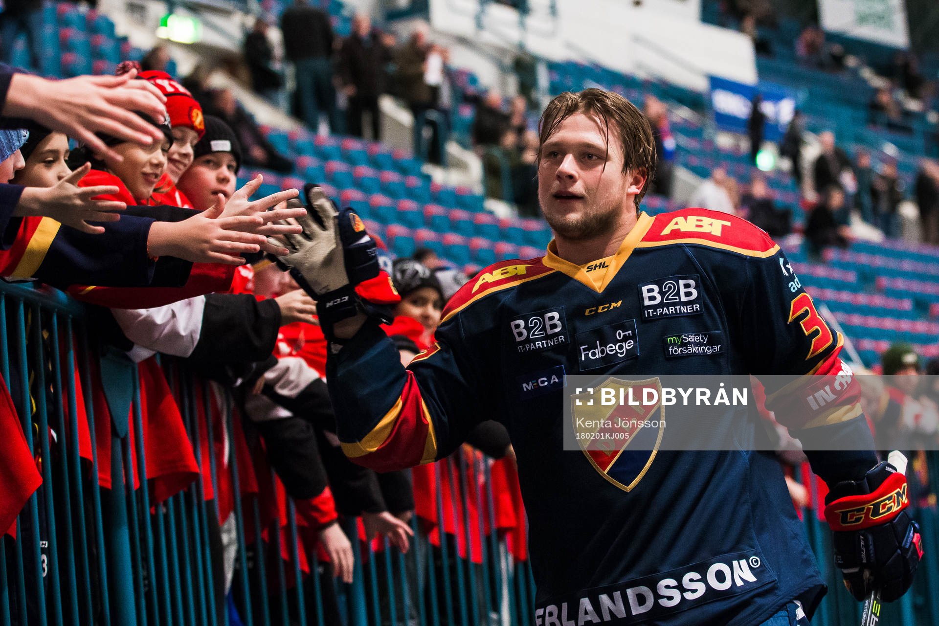 Djurgårdens Jesper Pettersson hälsar på unga supportrar